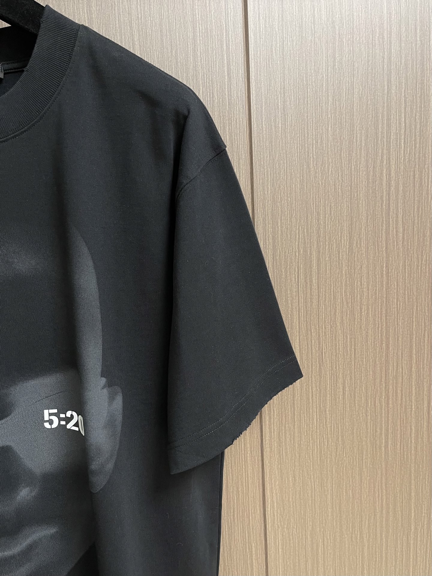 Balenciaga 520人像印花短袖t恤，这款T恤采用重磅纯棉面料，经过预缩水处理，触感柔软透气，久