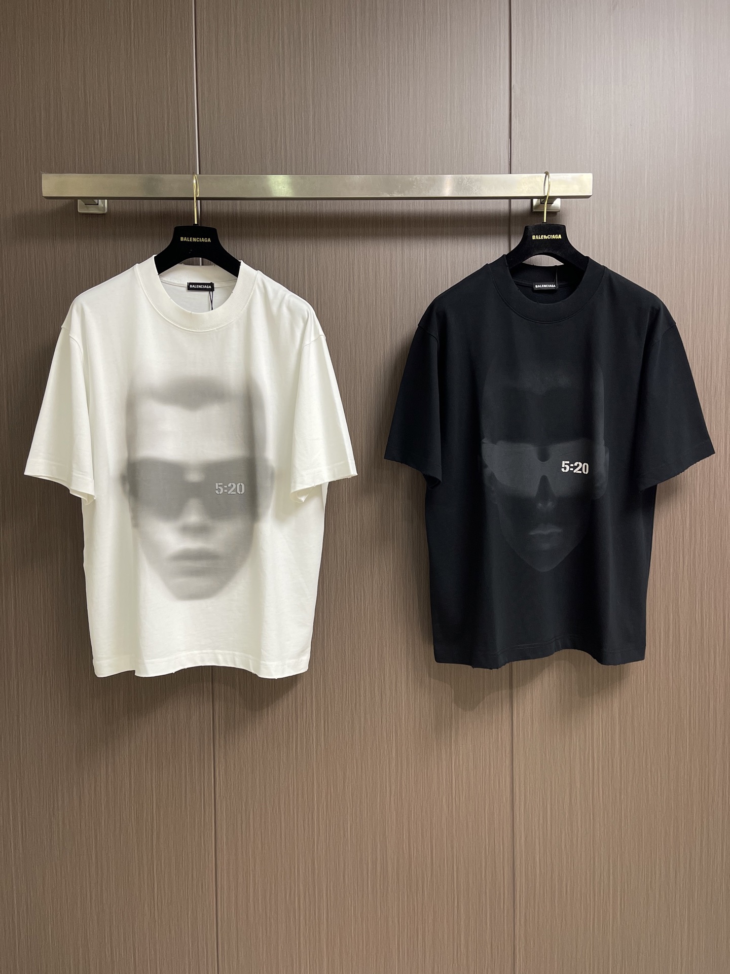 Balenciaga 520人像印花短袖t恤，这款T恤采用重磅纯棉面料，经过预缩水处理，触感柔软透气，久