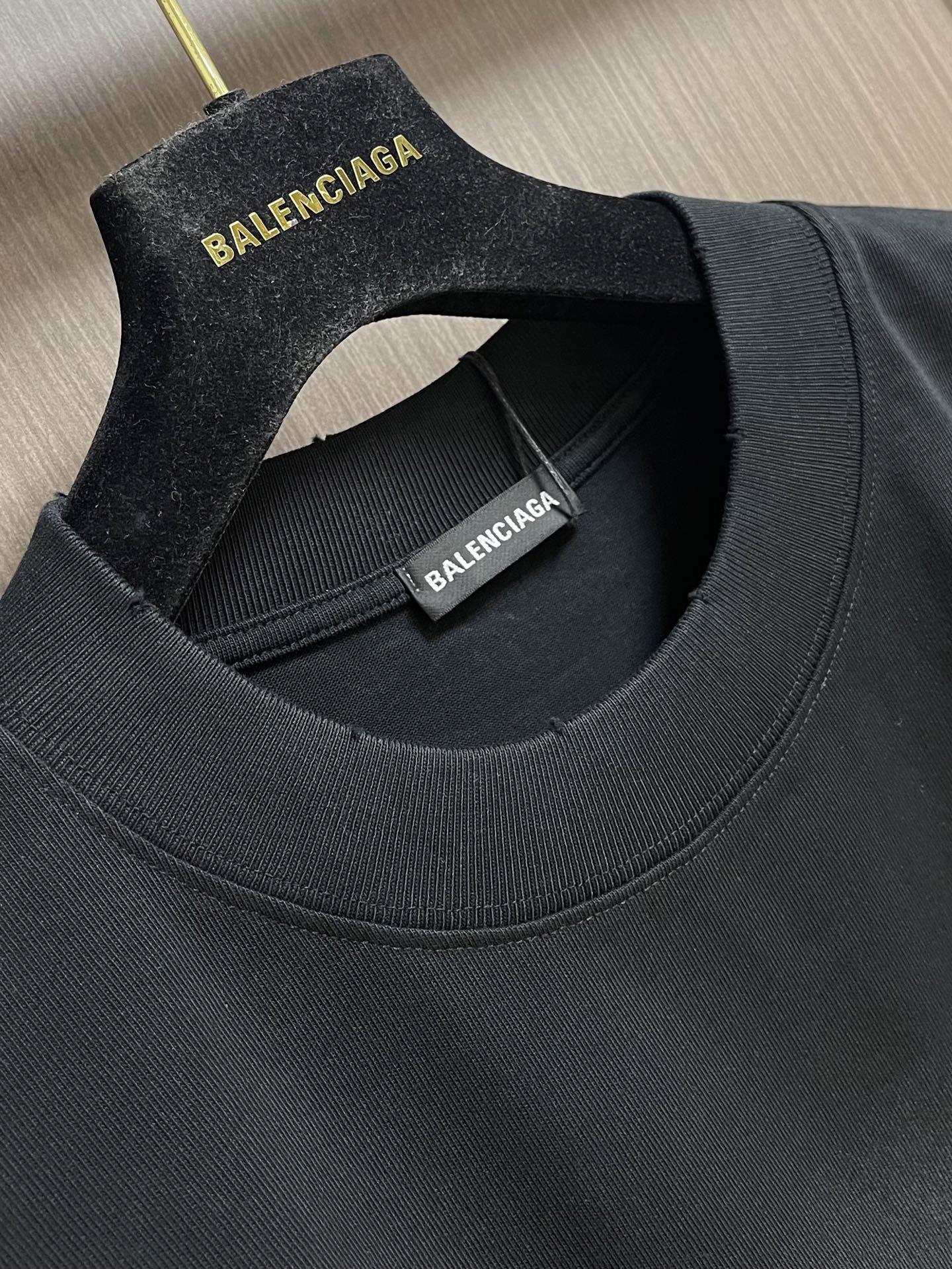 Balenciaga 520人像印花短袖t恤，这款T恤采用重磅纯棉面料，经过预缩水处理，触感柔软透气，久
