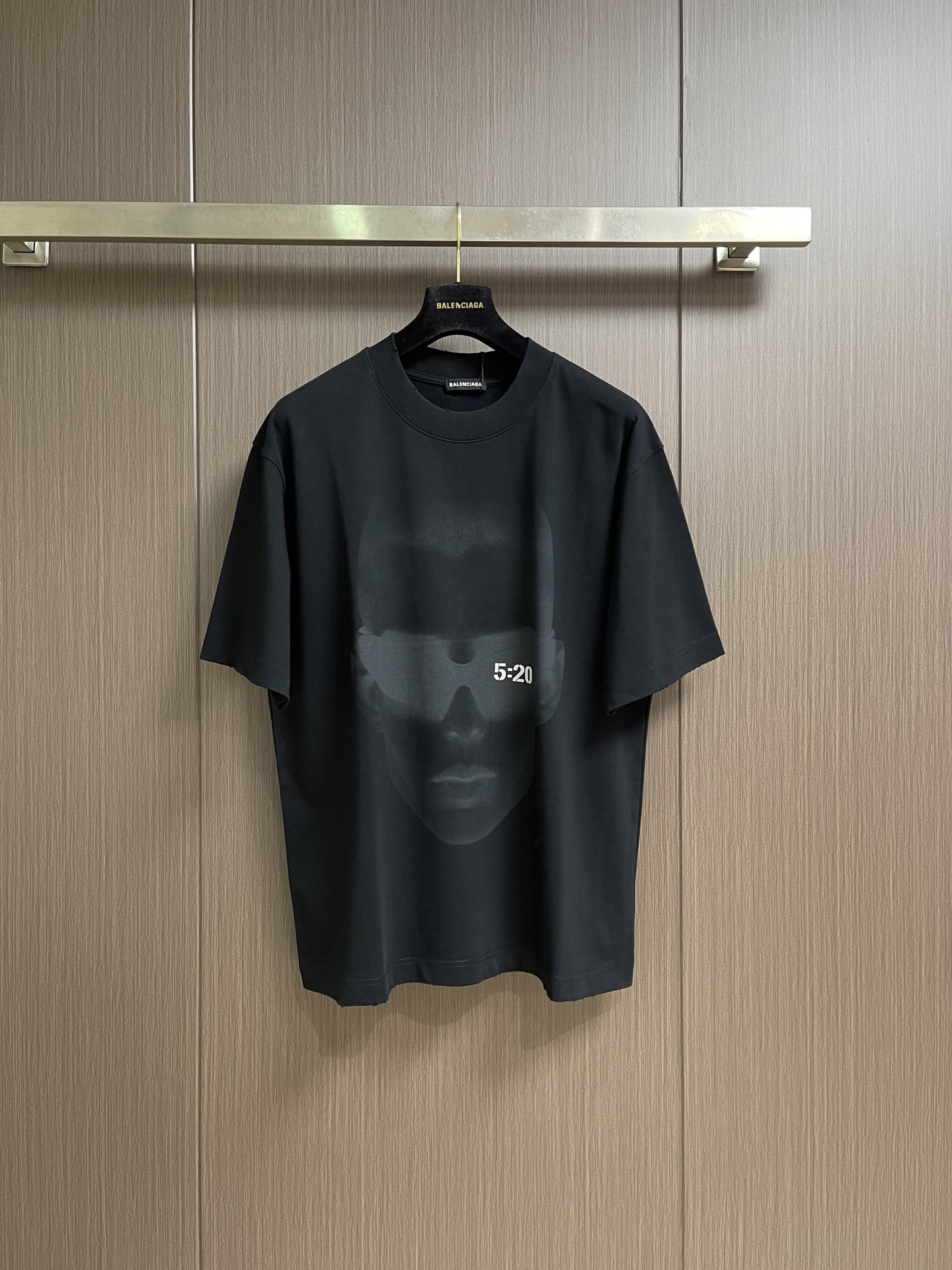 Balenciaga 520人像印花短袖t恤，这款T恤采用重磅纯棉面料，经过预缩水处理，触感柔软透气，久
