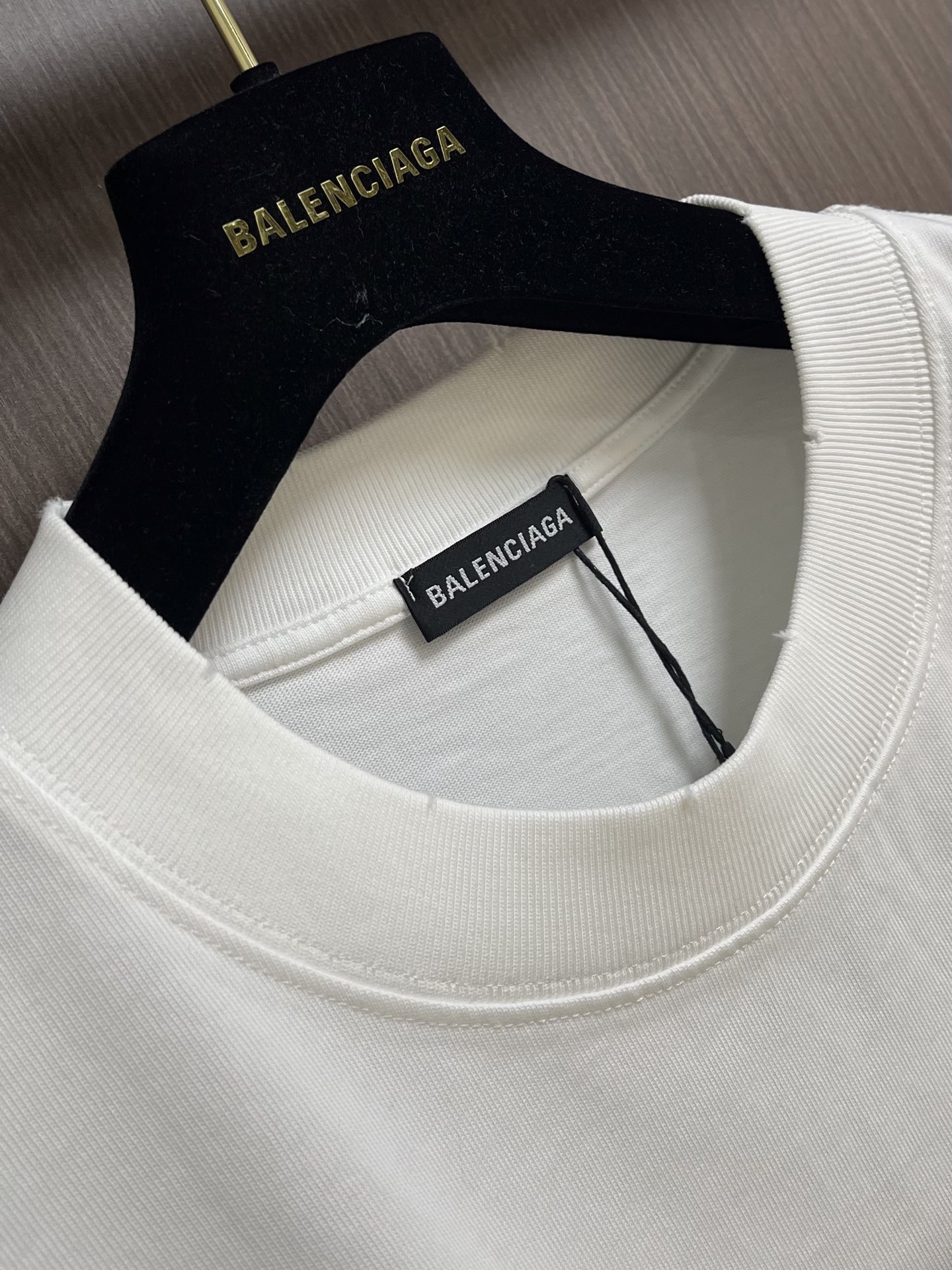 Balenciaga 520人像印花短袖t恤，这款T恤采用重磅纯棉面料，经过预缩水处理，触感柔软透气，久