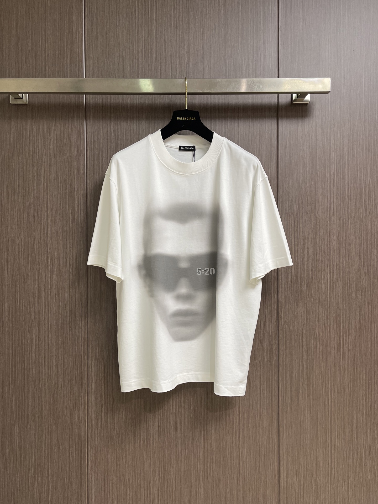 Balenciaga 520人像印花短袖t恤，这款T恤采用重磅纯棉面料，经过预缩水处理，触感柔软透气，久