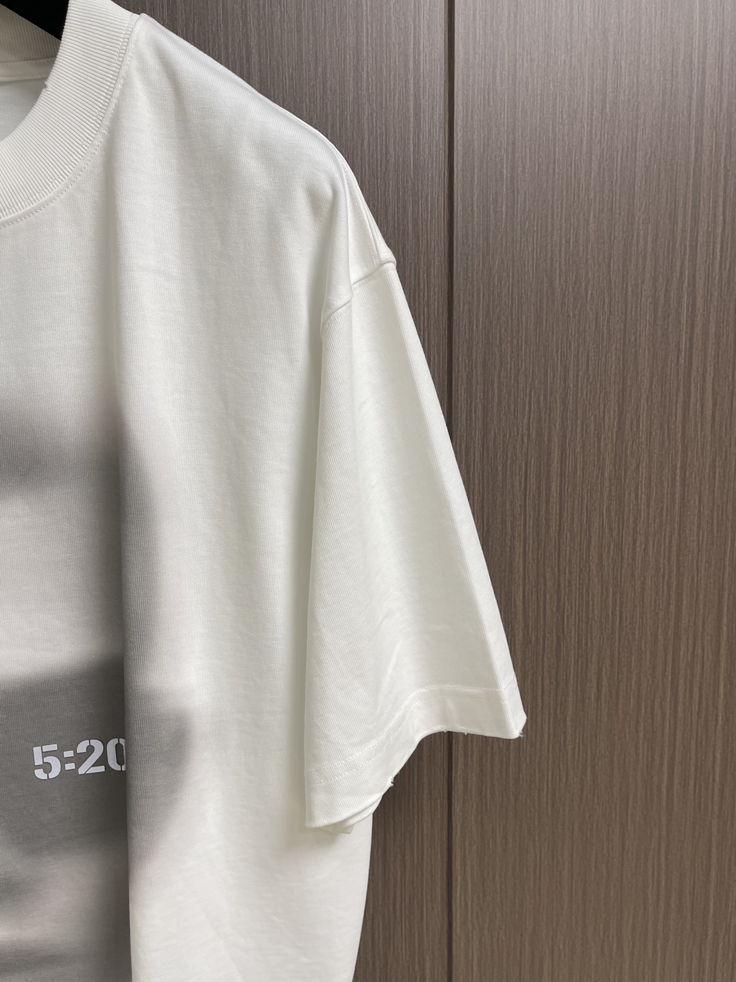 Balenciaga 520人像印花短袖t恤，这款T恤采用重磅纯棉面料，经过预缩水处理，触感柔软透气，久
