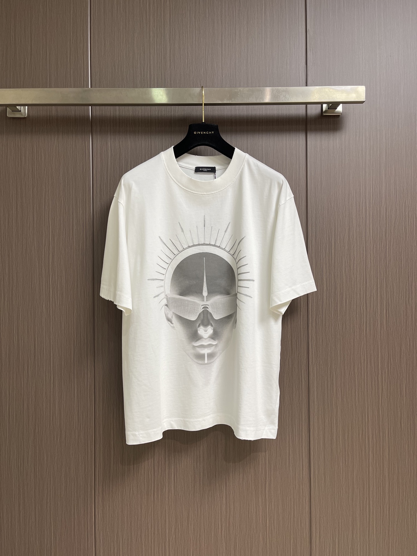 Givenchy 2026SS春夏新款人像印花标识圆领短袖T恤，定制密织绵纹罗纹棉粹，人像印记点缀于胸前