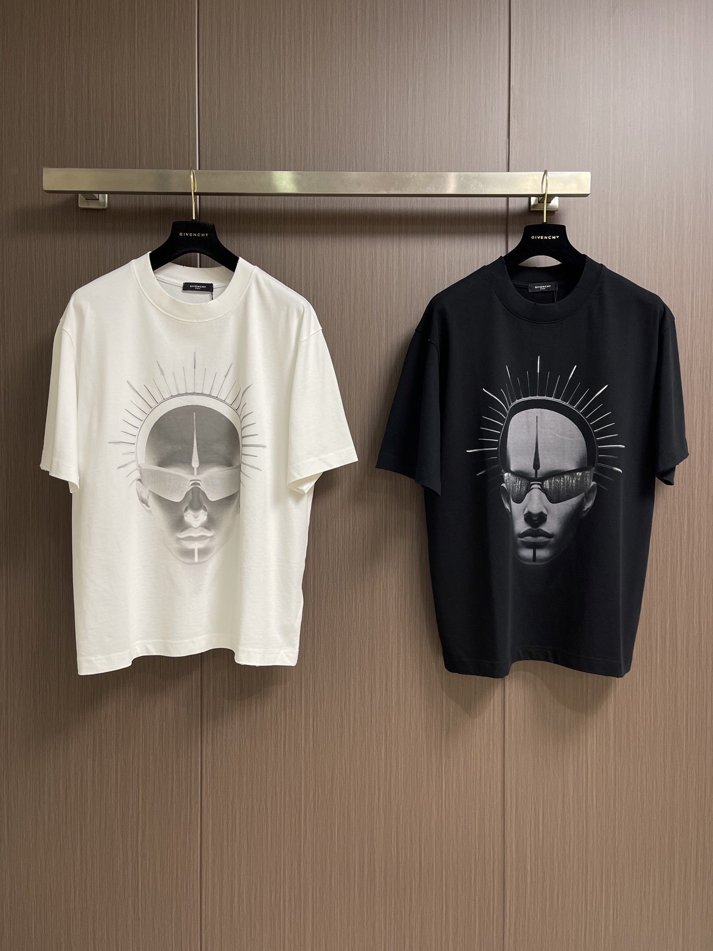 Givenchy 2026SS春夏新款人像印花标识圆领短袖T恤，定制密织绵纹罗纹棉粹，人像印记点缀于胸前