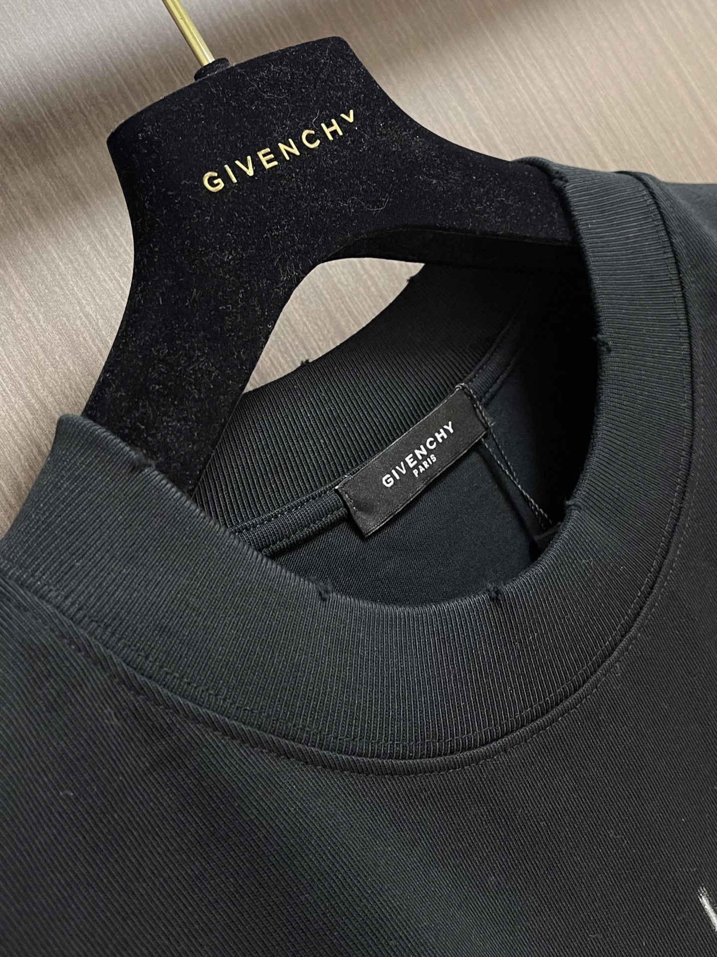 Givenchy 2026SS春夏新款人像印花标识圆领短袖T恤，定制密织绵纹罗纹棉粹，人像印记点缀于胸前