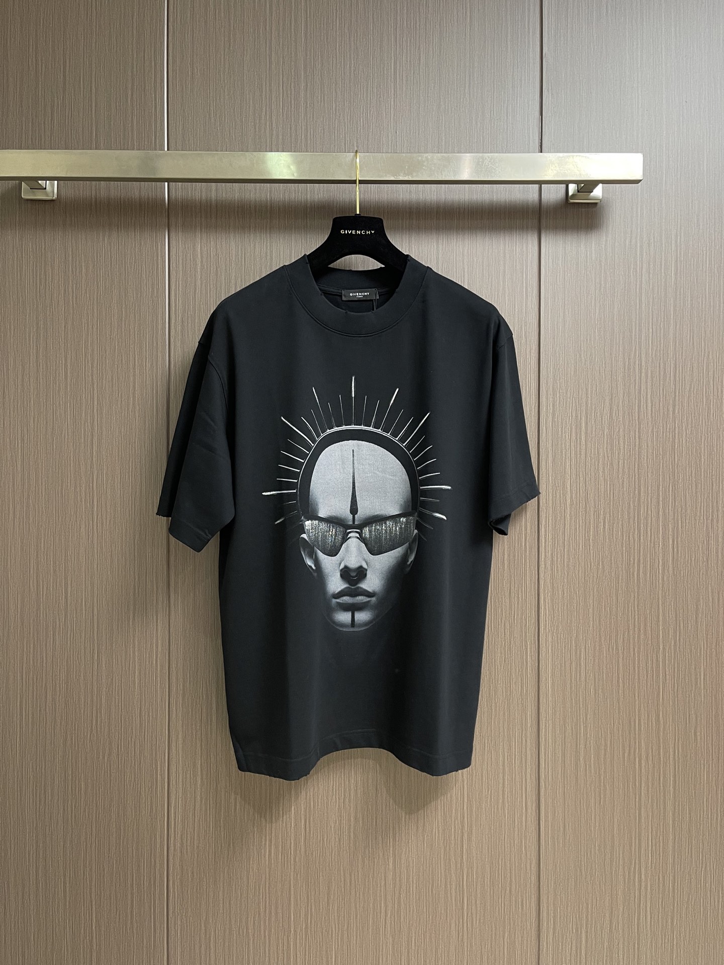 Givenchy 2026SS春夏新款人像印花标识圆领短袖T恤，定制密织绵纹罗纹棉粹，人像印记点缀于胸前