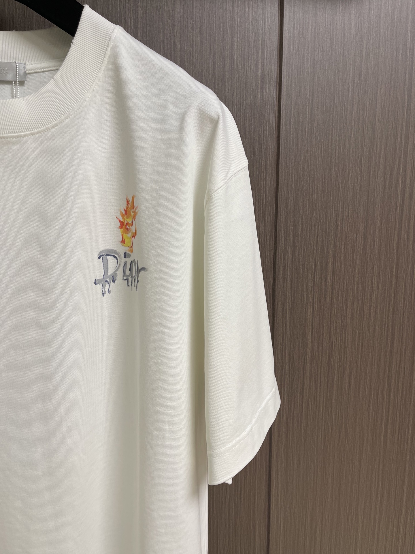 Dior 2026SS春夏新款涂鸦图案圆领短袖T恤，纯棉面料，上身柔软，舒适透气，质感十足！做工精细！饰