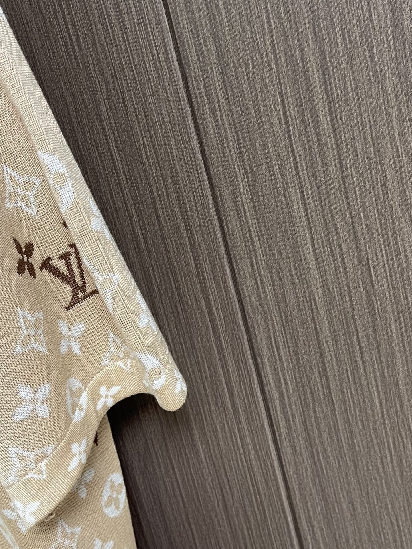 LV Monogram 沙色针织短袖T恤，本款针织短袖以品牌经典Monogram图案为核心设计，将标志性