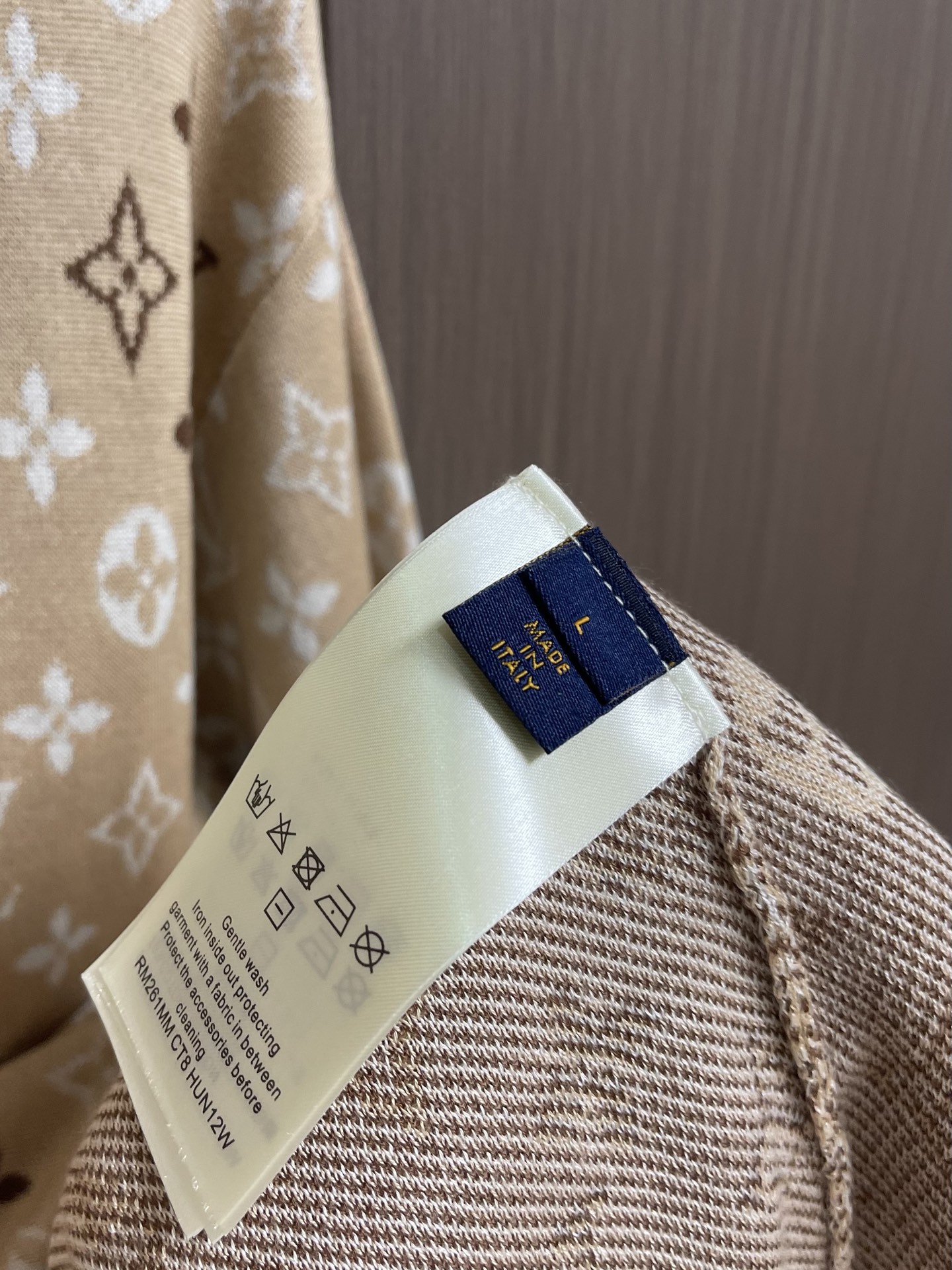 LV Monogram 沙色针织短袖T恤，本款针织短袖以品牌经典Monogram图案为核心设计，将标志性