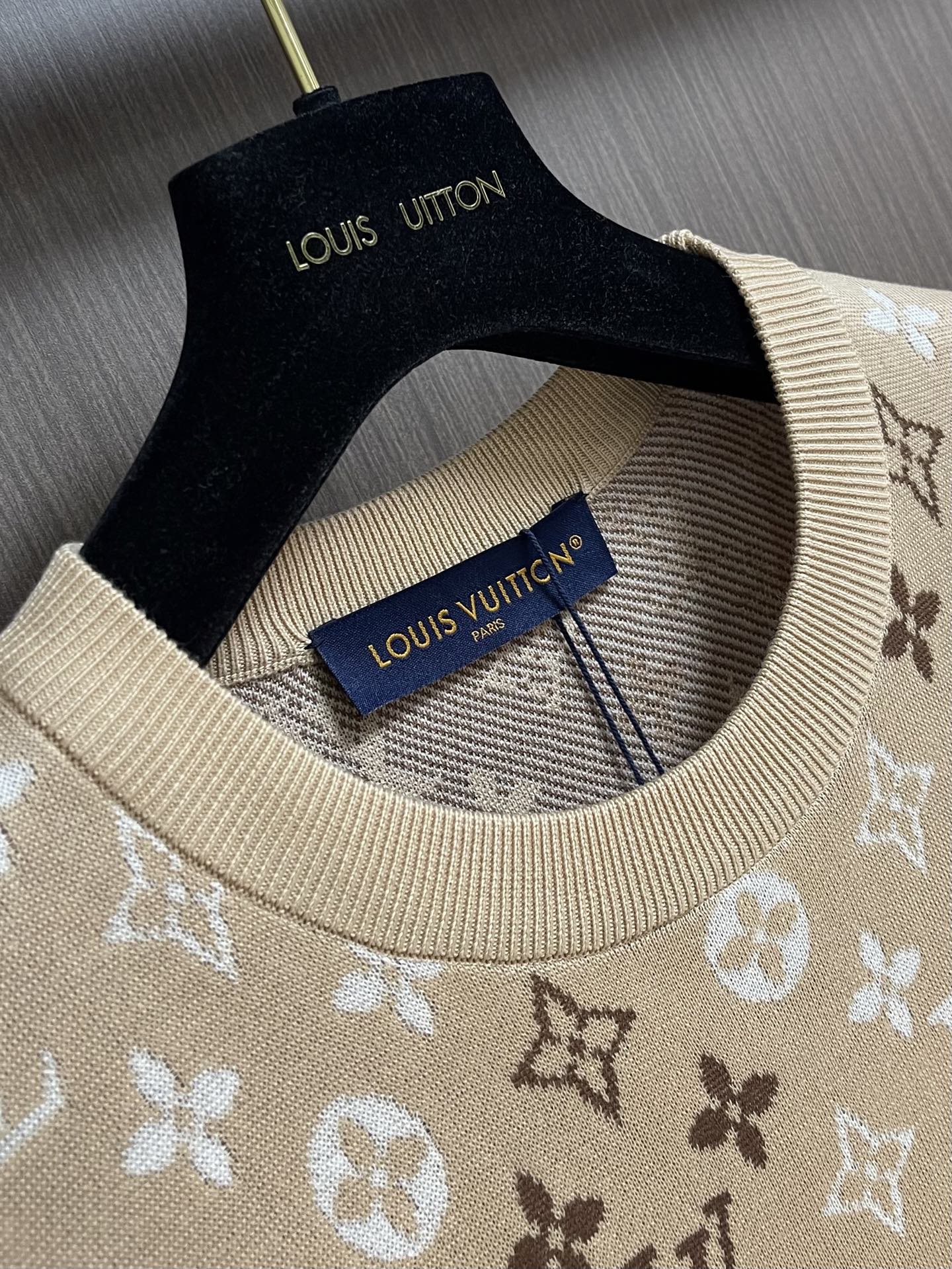 LV Monogram 沙色针织短袖T恤，本款针织短袖以品牌经典Monogram图案为核心设计，将标志性