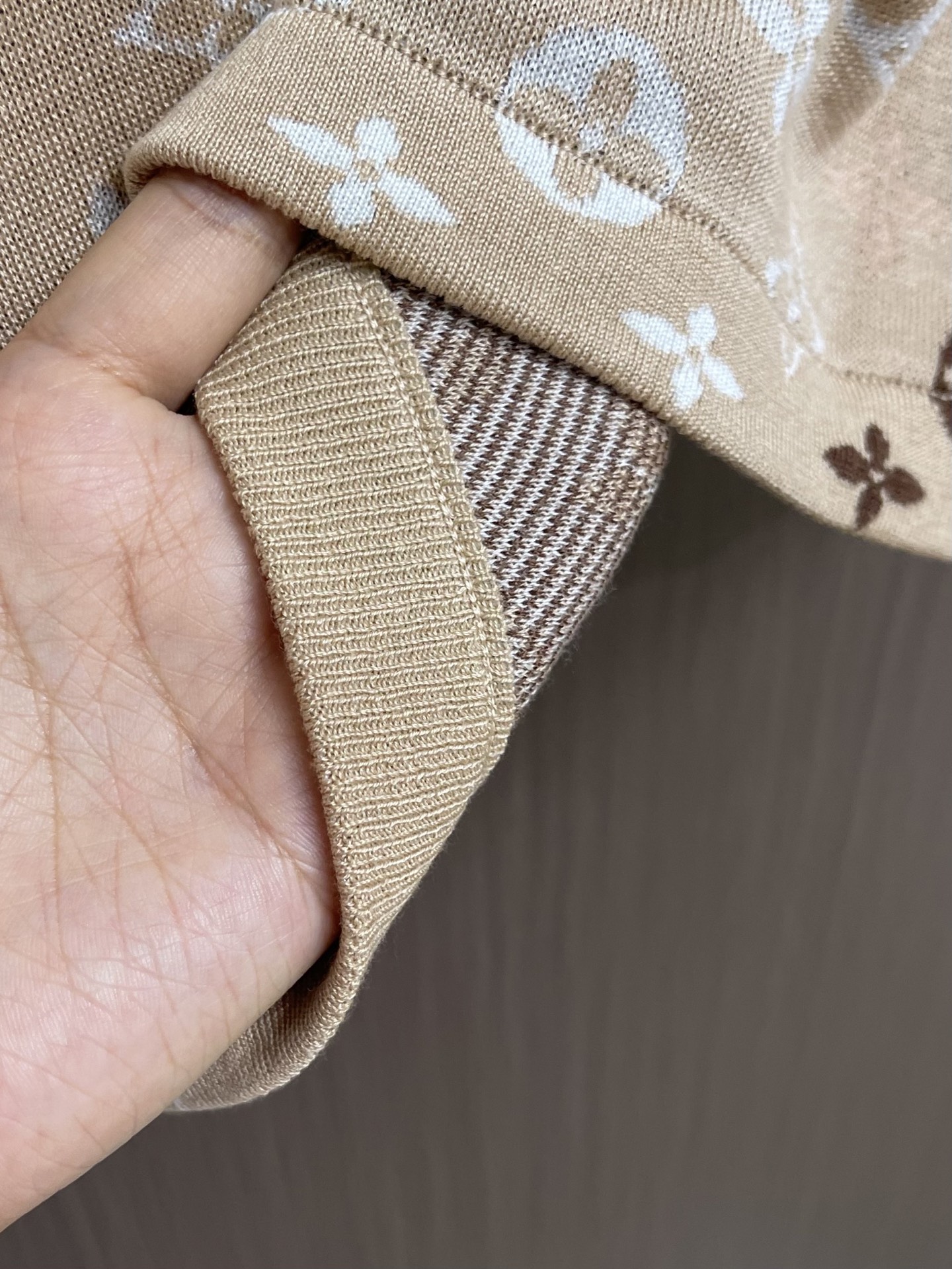 LV Monogram 沙色针织短袖T恤，本款针织短袖以品牌经典Monogram图案为核心设计，将标志性