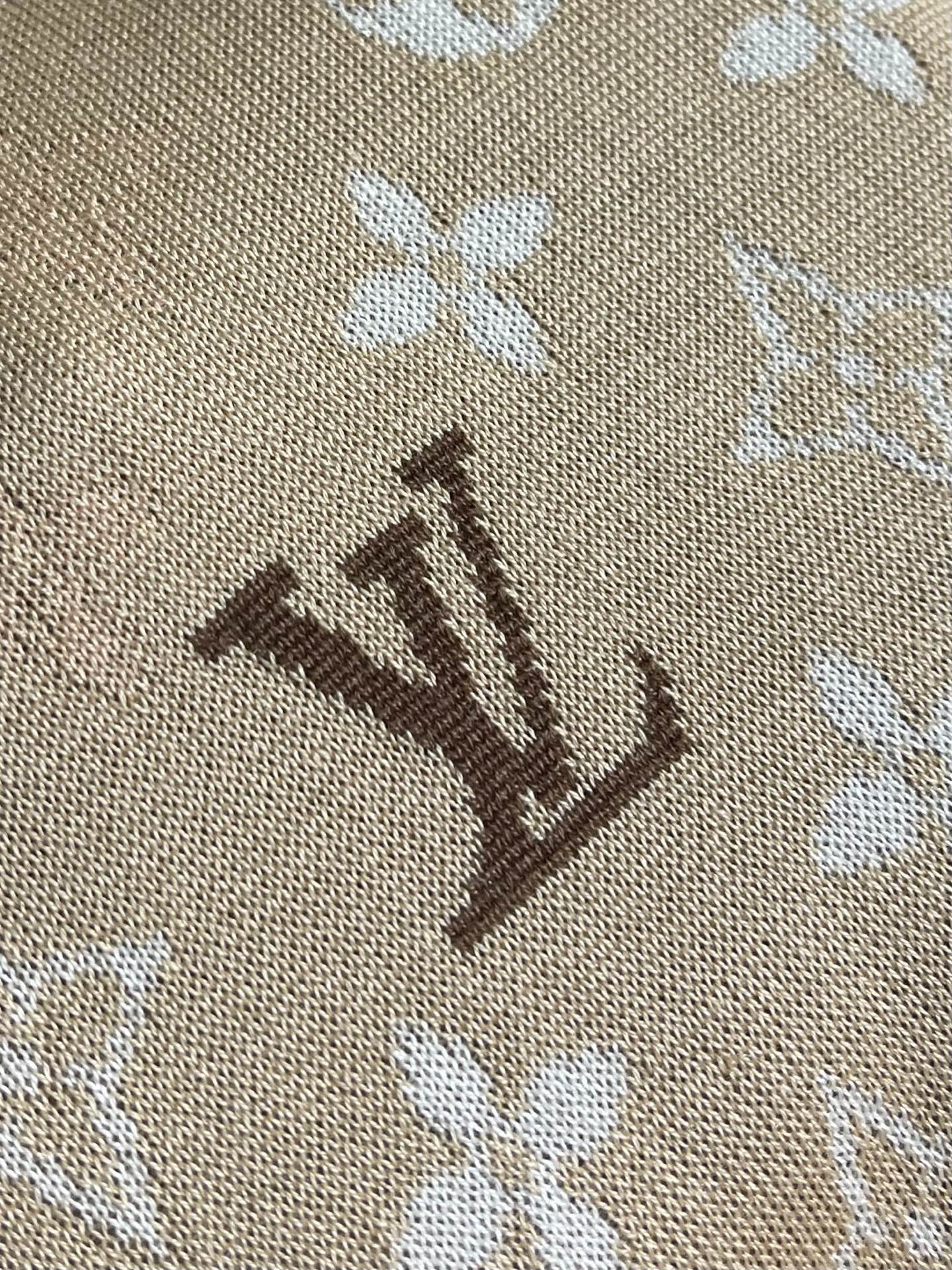 LV Monogram 沙色针织短袖T恤，本款针织短袖以品牌经典Monogram图案为核心设计，将标志性