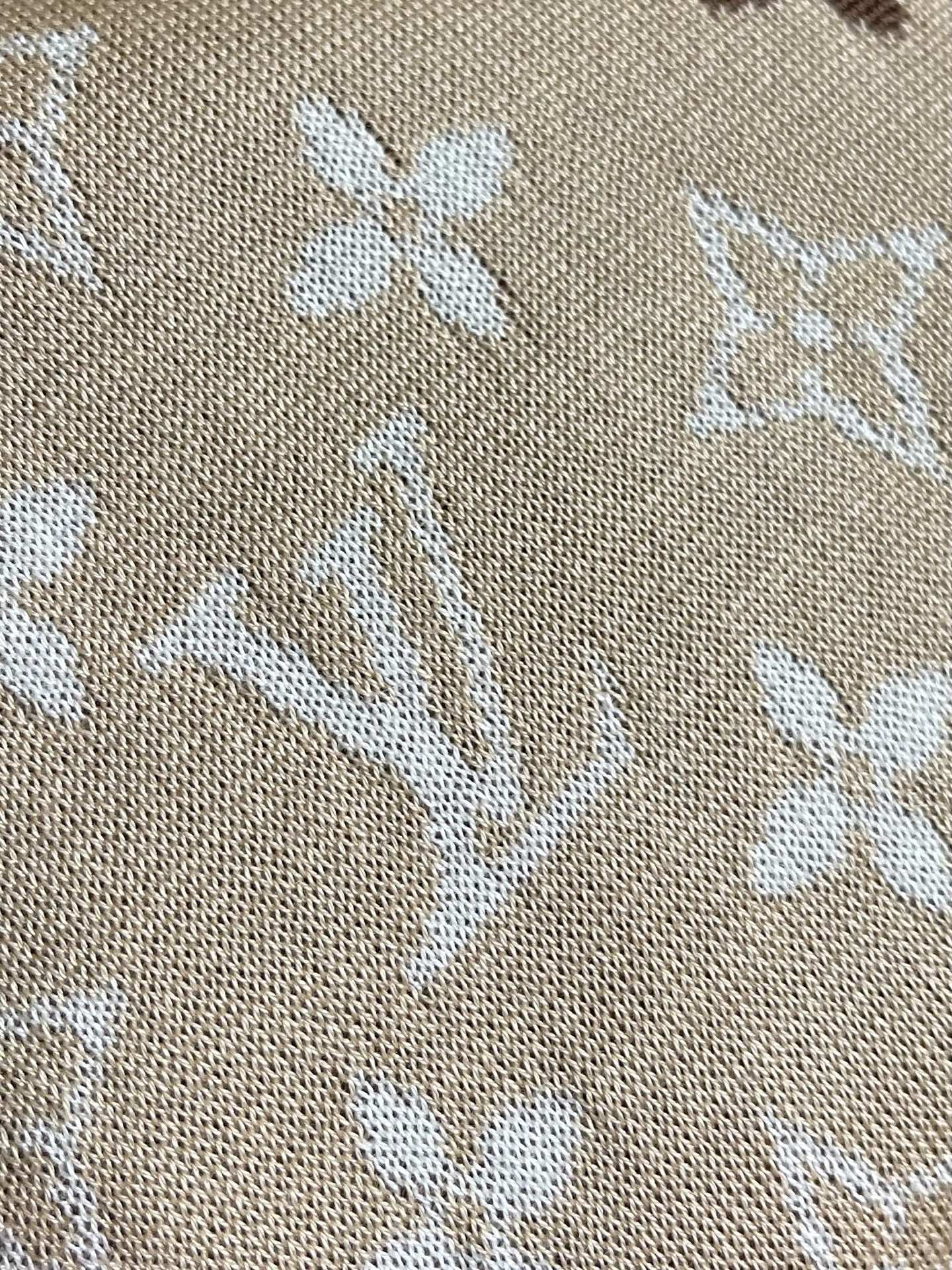 LV Monogram 沙色针织短袖T恤，本款针织短袖以品牌经典Monogram图案为核心设计，将标志性