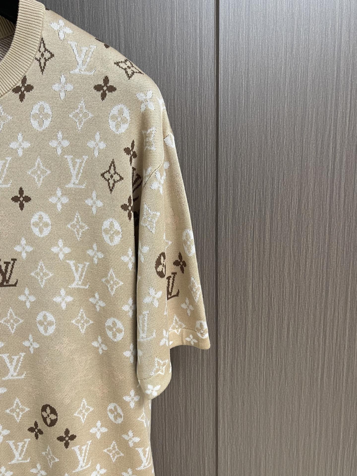 LV Monogram 沙色针织短袖T恤，本款针织短袖以品牌经典Monogram图案为核心设计，将标志性