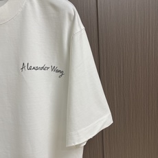 Alexander wang 后背插画印花短袖T恤,宽阔的版型,oversize的腔调,营造随性洒脱的生 Alexander wang 后背插画印花短袖T恤,宽阔的版型,oversize的腔调,营造随性洒脱的生