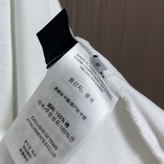 Alexander wang 后背插画印花短袖T恤,宽阔的版型,oversize的腔调,营造随性洒脱的生 Alexander wang 后背插画印花短袖T恤,宽阔的版型,oversize的腔调,营造随性洒脱的生