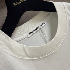 Alexander wang 后背插画印花短袖T恤,宽阔的版型,oversize的腔调,营造随性洒脱的生 Alexander wang 后背插画印花短袖T恤,宽阔的版型,oversize的腔调,营造随性洒脱的生