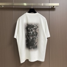 Alexander wang 后背插画印花短袖T恤,宽阔的版型,oversize的腔调,营造随性洒脱的生 Alexander wang 后背插画印花短袖T恤,宽阔的版型,oversize的腔调,营造随性洒脱的生