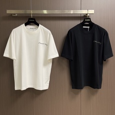 Alexander wang 后背插画印花短袖T恤,宽阔的版型,oversize的腔调,营造随性洒脱的生 Alexander wang 后背插画印花短袖T恤,宽阔的版型,oversize的腔调,营造随性洒脱的生