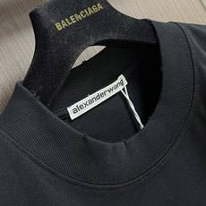 Alexander wang 后背插画印花短袖T恤,宽阔的版型,oversize的腔调,营造随性洒脱的生 Alexander wang 后背插画印花短袖T恤,宽阔的版型,oversize的腔调,营造随性洒脱的生