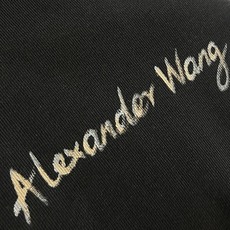 Alexander wang 后背插画印花短袖T恤,宽阔的版型,oversize的腔调,营造随性洒脱的生 Alexander wang 后背插画印花短袖T恤,宽阔的版型,oversize的腔调,营造随性洒脱的生