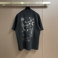 Alexander wang 后背插画印花短袖T恤,宽阔的版型,oversize的腔调,营造随性洒脱的生 Alexander wang 后背插画印花短袖T恤,宽阔的版型,oversize的腔调,营造随性洒脱的生
