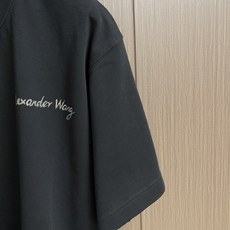 Alexander wang 后背插画印花短袖T恤,宽阔的版型,oversize的腔调,营造随性洒脱的生 Alexander wang 后背插画印花短袖T恤,宽阔的版型,oversize的腔调,营造随性洒脱的生