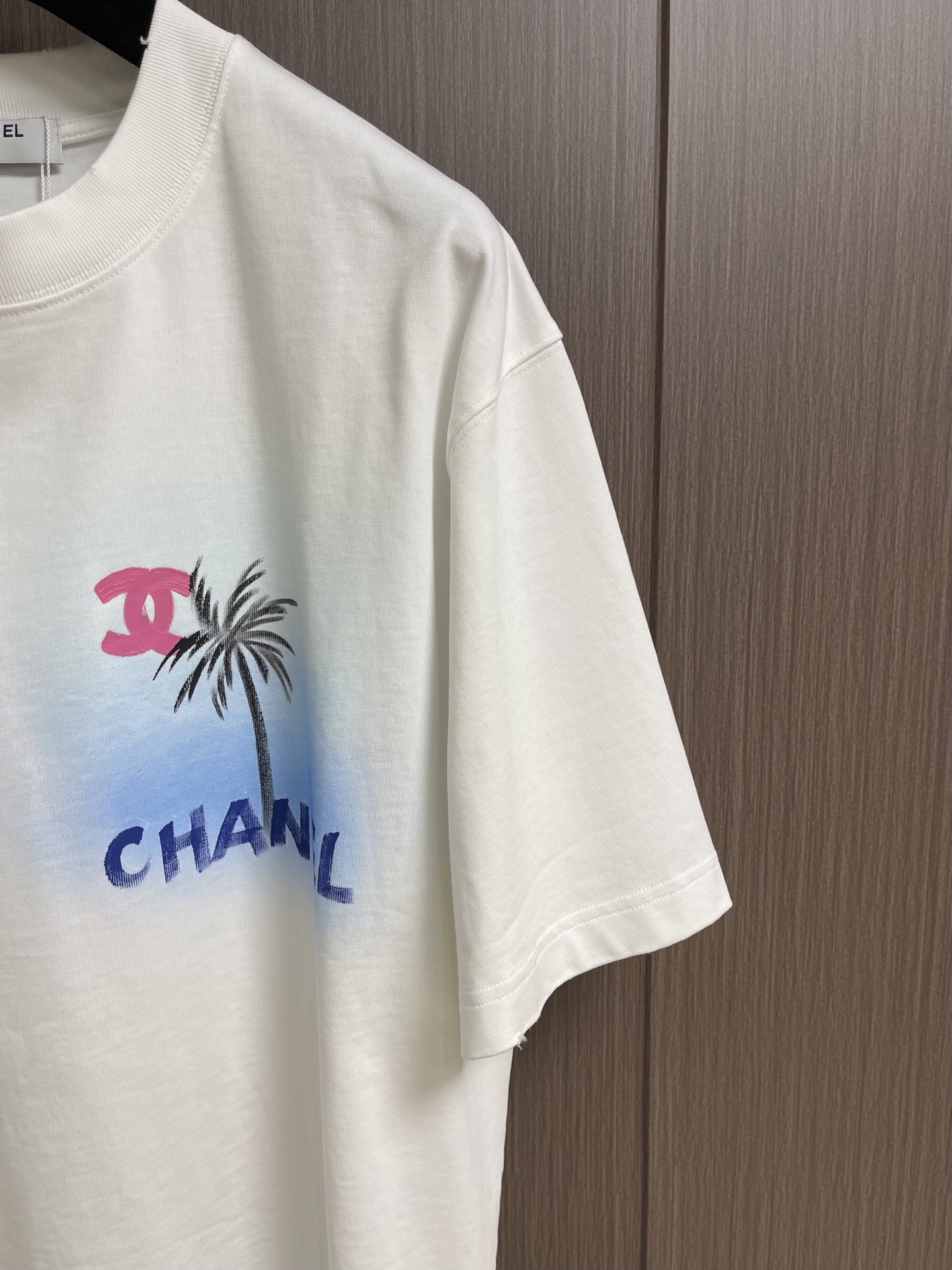 CHANEL 2026SS夏季新款标识图案印花短袖T恤，这款短袖将经典与时尚完美融合。沉稳又不失格调，彰