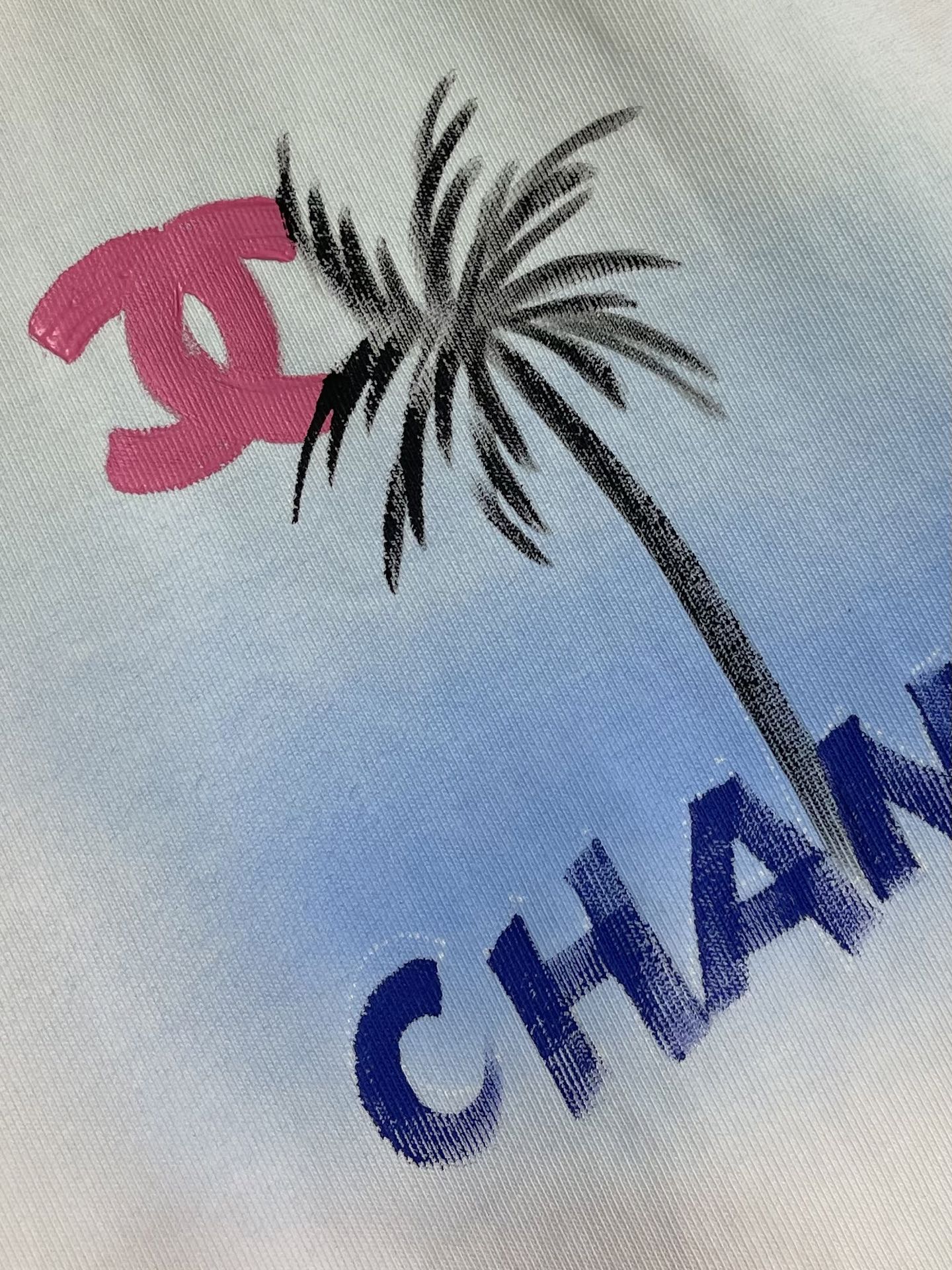 CHANEL 2026SS夏季新款标识图案印花短袖T恤，这款短袖将经典与时尚完美融合。沉稳又不失格调，彰