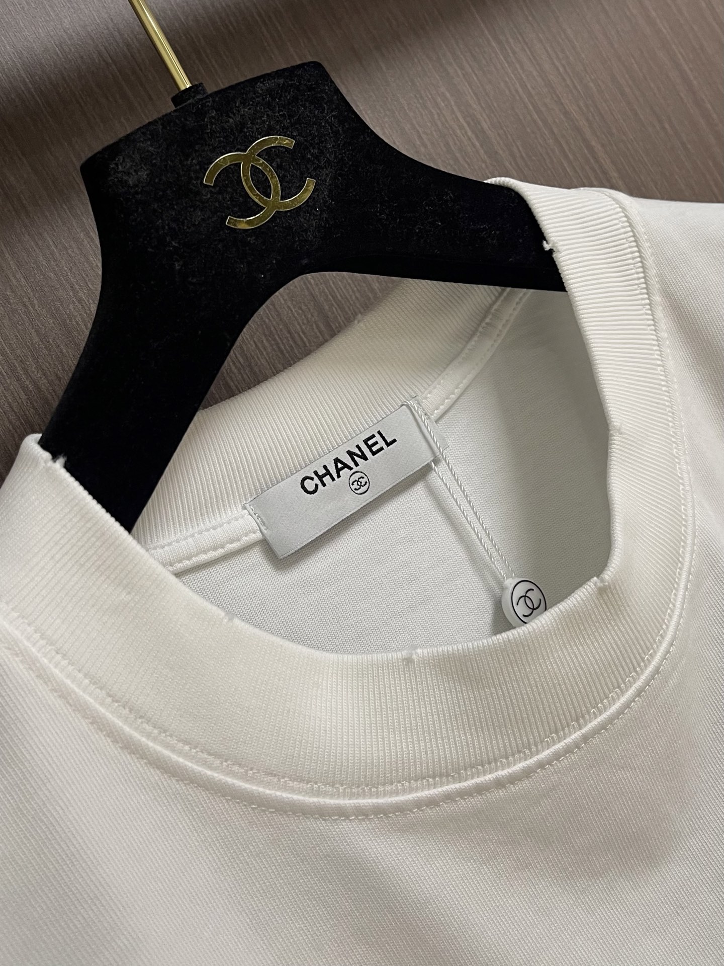 CHANEL 2026SS夏季新款标识图案印花短袖T恤，这款短袖将经典与时尚完美融合。沉稳又不失格调，彰