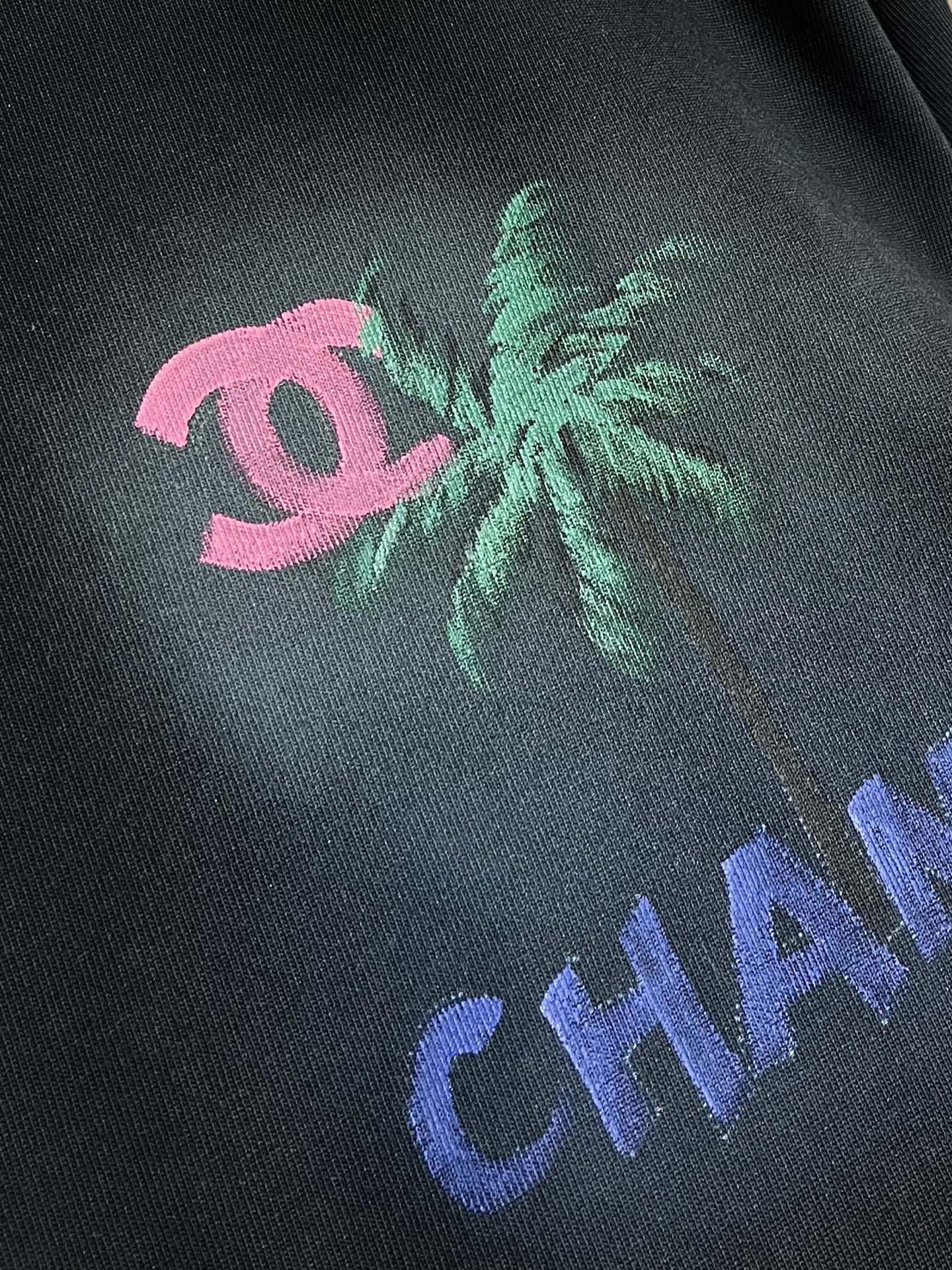 CHANEL 2026SS夏季新款标识图案印花短袖T恤，这款短袖将经典与时尚完美融合。沉稳又不失格调，彰