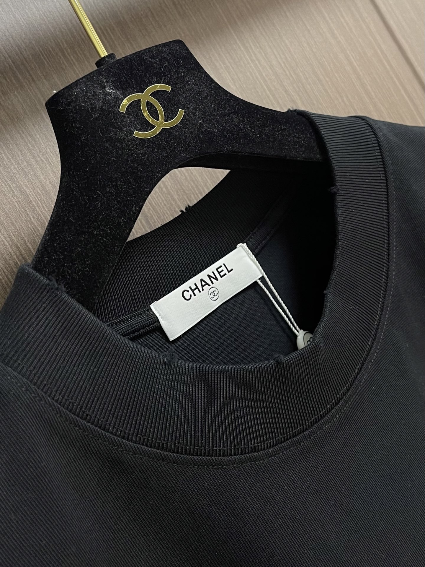 CHANEL 2026SS夏季新款标识图案印花短袖T恤，这款短袖将经典与时尚完美融合。沉稳又不失格调，彰