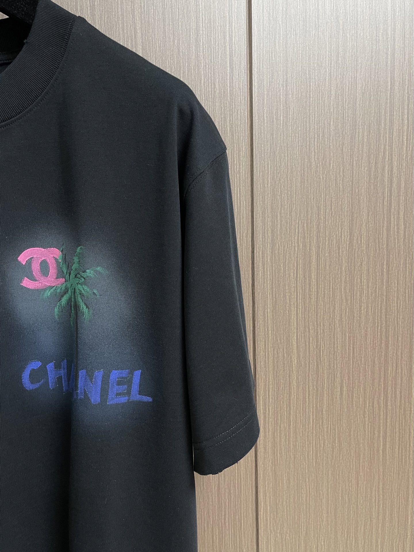 CHANEL 2026SS夏季新款标识图案印花短袖T恤，这款短袖将经典与时尚完美融合。沉稳又不失格调，彰