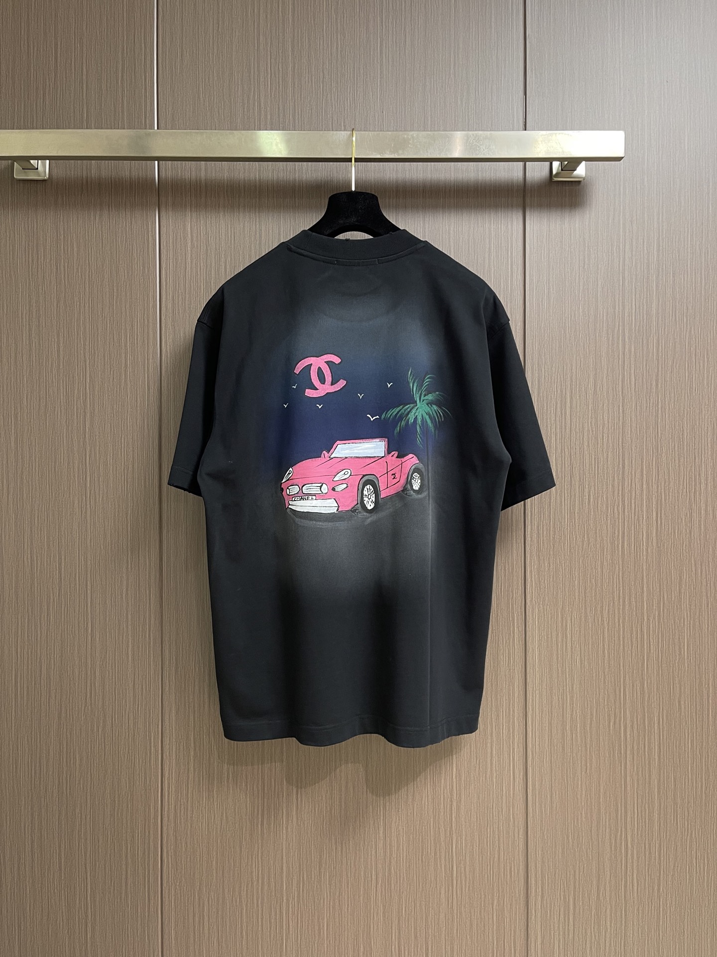 CHANEL 2026SS夏季新款标识图案印花短袖T恤，这款短袖将经典与时尚完美融合。沉稳又不失格调，彰