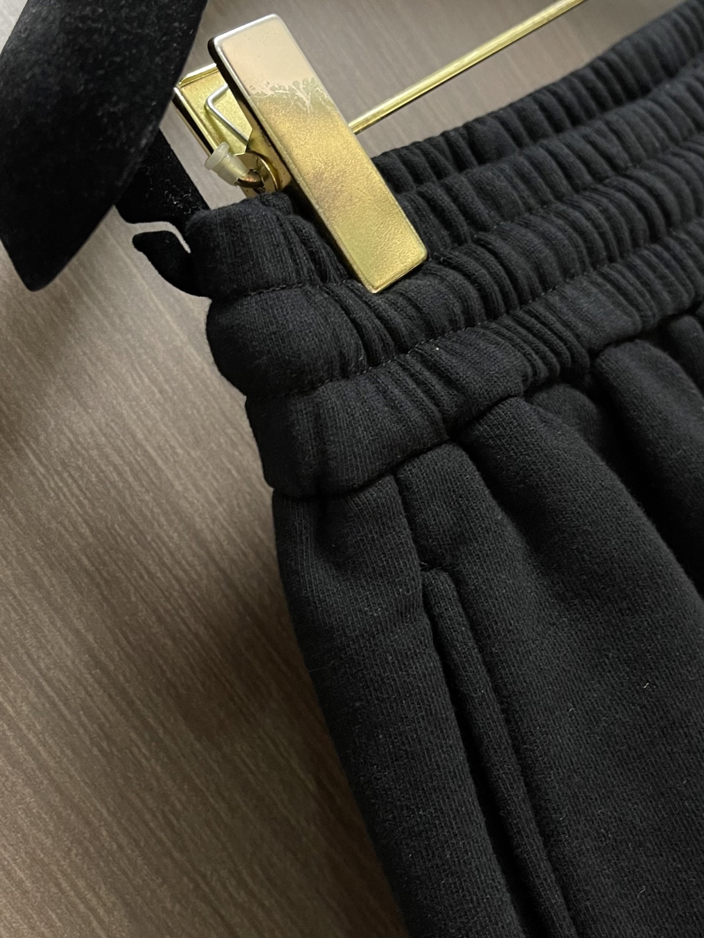 Burberry 2026ss春夏系列新款短裤，选用轻盈翻面绒棉质面料制成，呈现休闲版型。后袋点缀品牌格