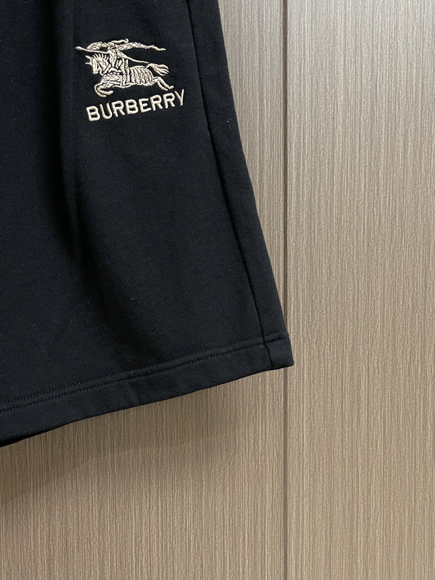 Burberry 2026ss春夏系列新款短裤，选用轻盈翻面绒棉质面料制成，呈现休闲版型。后袋点缀品牌格