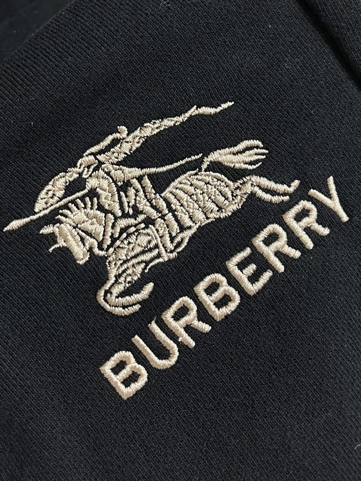 Burberry 2026ss春夏系列新款短裤，选用轻盈翻面绒棉质面料制成，呈现休闲版型。后袋点缀品牌格