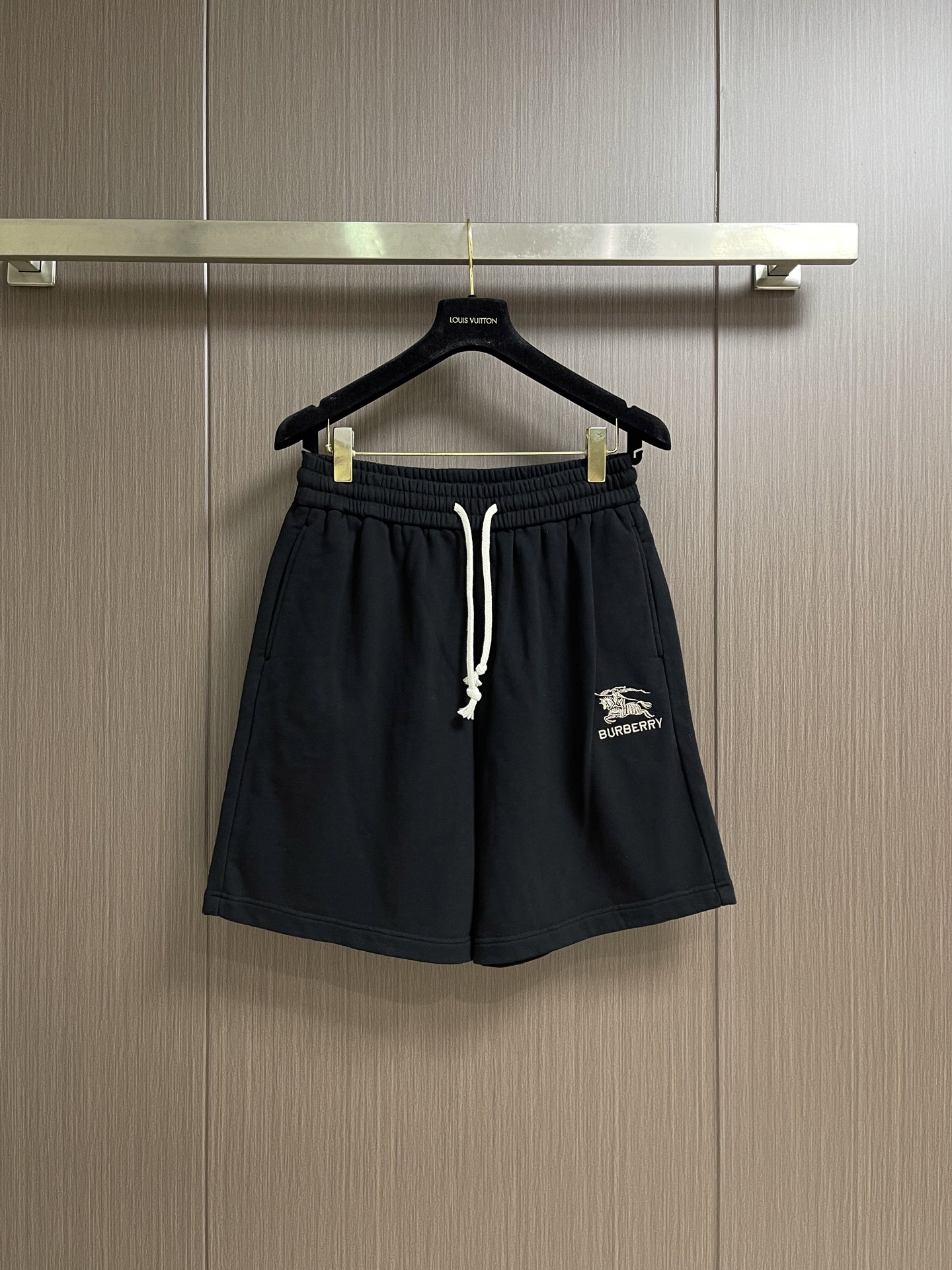 Burberry 2026ss春夏系列新款短裤，选用轻盈翻面绒棉质面料制成，呈现休闲版型。后袋点缀品牌格