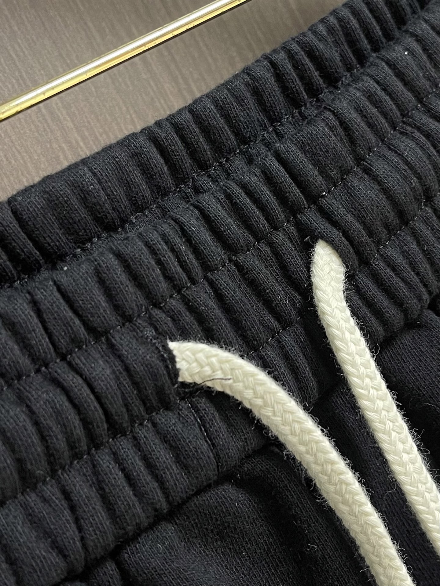 Burberry 2026ss春夏系列新款短裤，选用轻盈翻面绒棉质面料制成，呈现休闲版型。后袋点缀品牌格