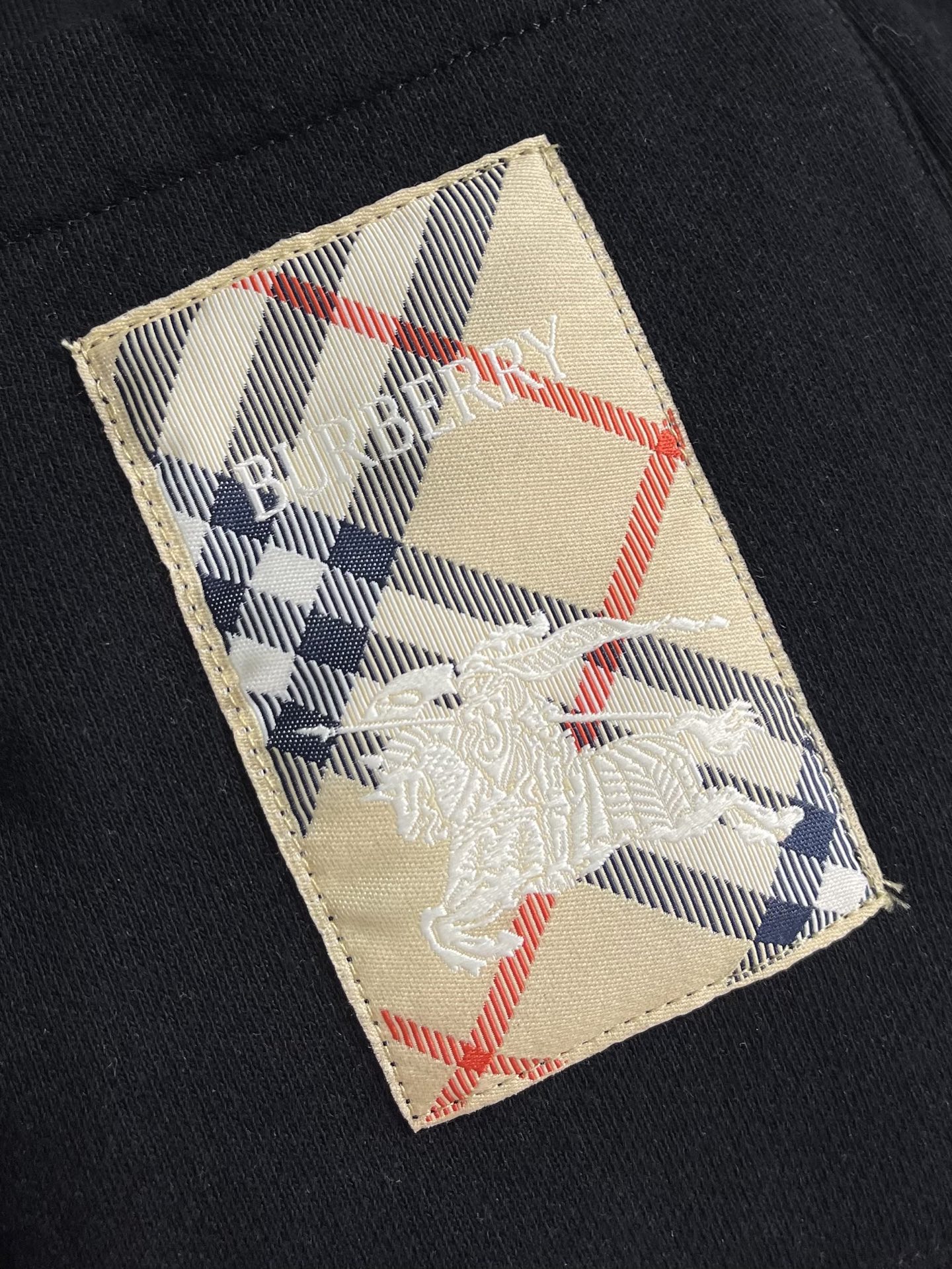 Burberry 2026ss春夏系列新款短裤，选用轻盈翻面绒棉质面料制成，呈现休闲版型。后袋点缀品牌格