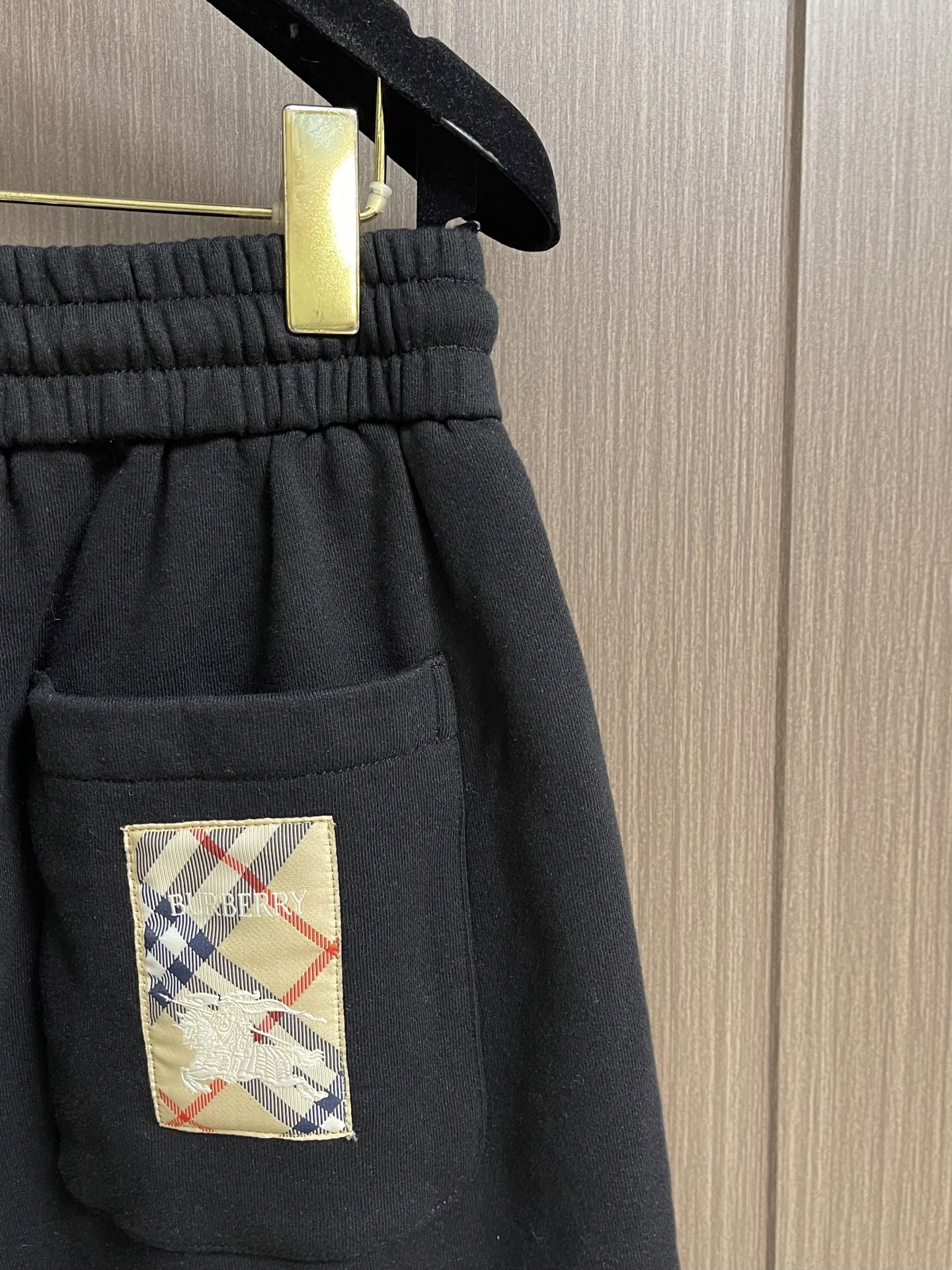 Burberry 2026ss春夏系列新款短裤，选用轻盈翻面绒棉质面料制成，呈现休闲版型。后袋点缀品牌格