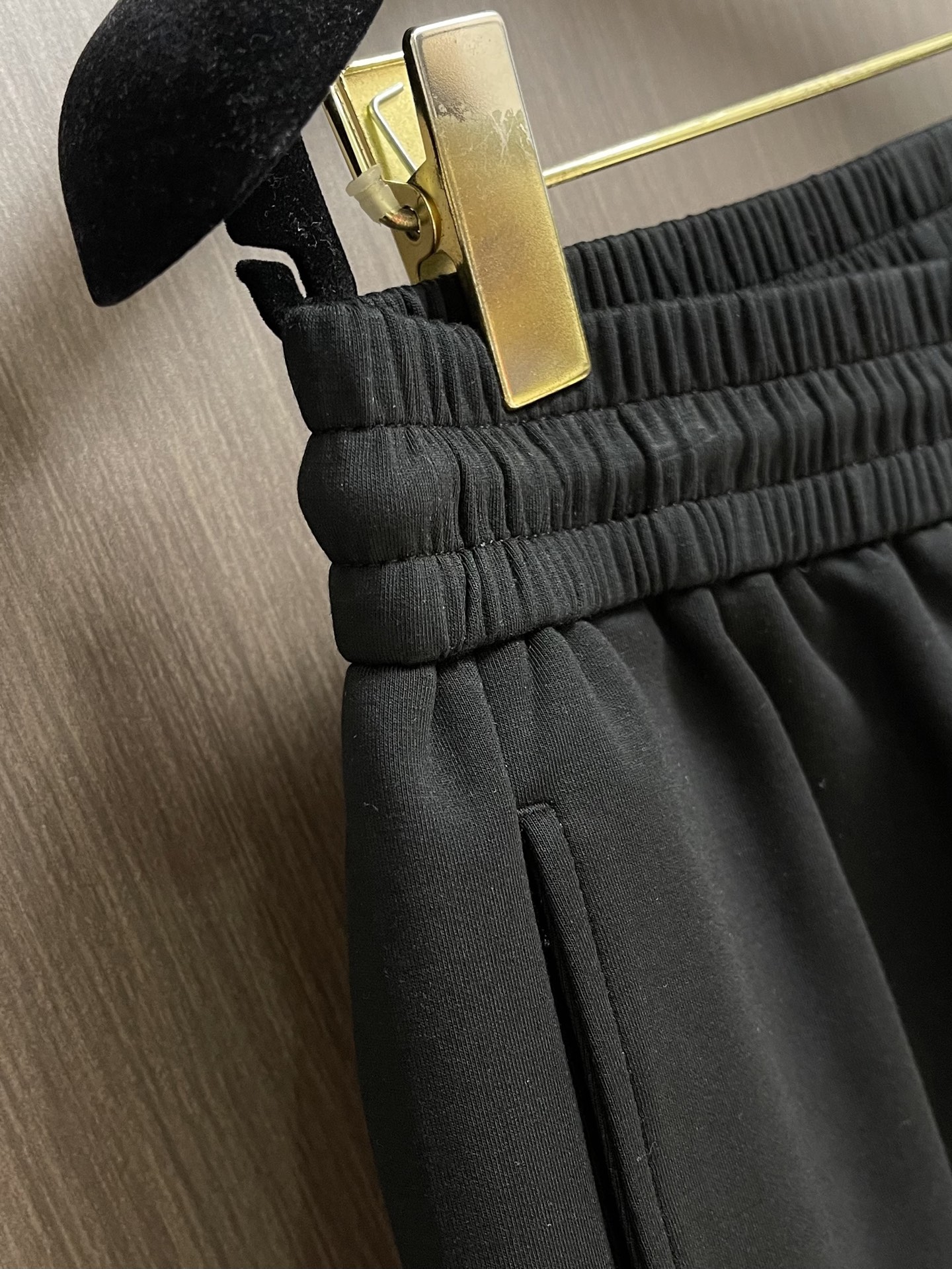 Prada logo三角标识运动短裤，万能搭配的基础款 这条短裤值得拥有，高级感十足，高标配的男女同款 
