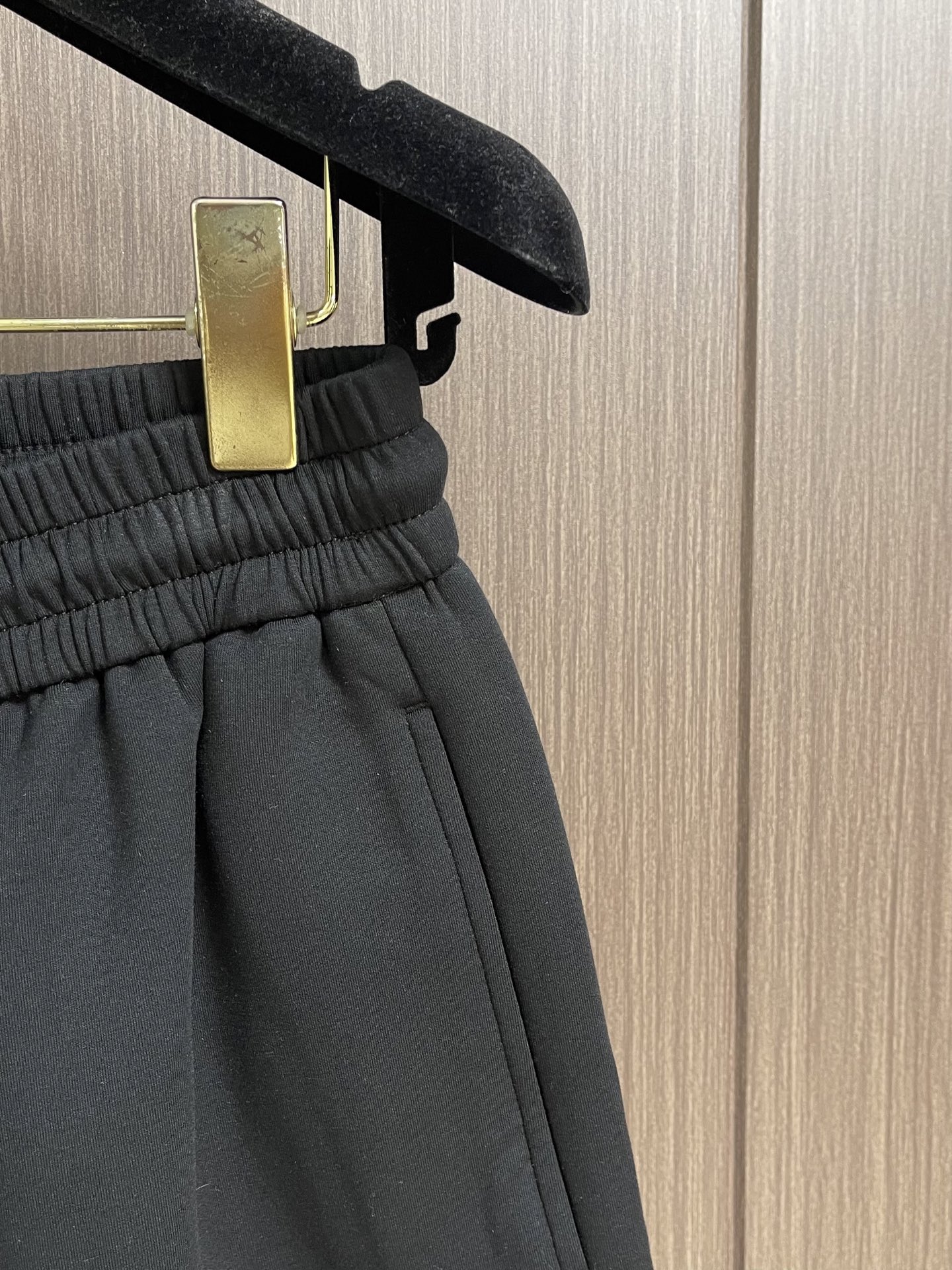 Prada logo三角标识运动短裤，万能搭配的基础款 这条短裤值得拥有，高级感十足，高标配的男女同款 