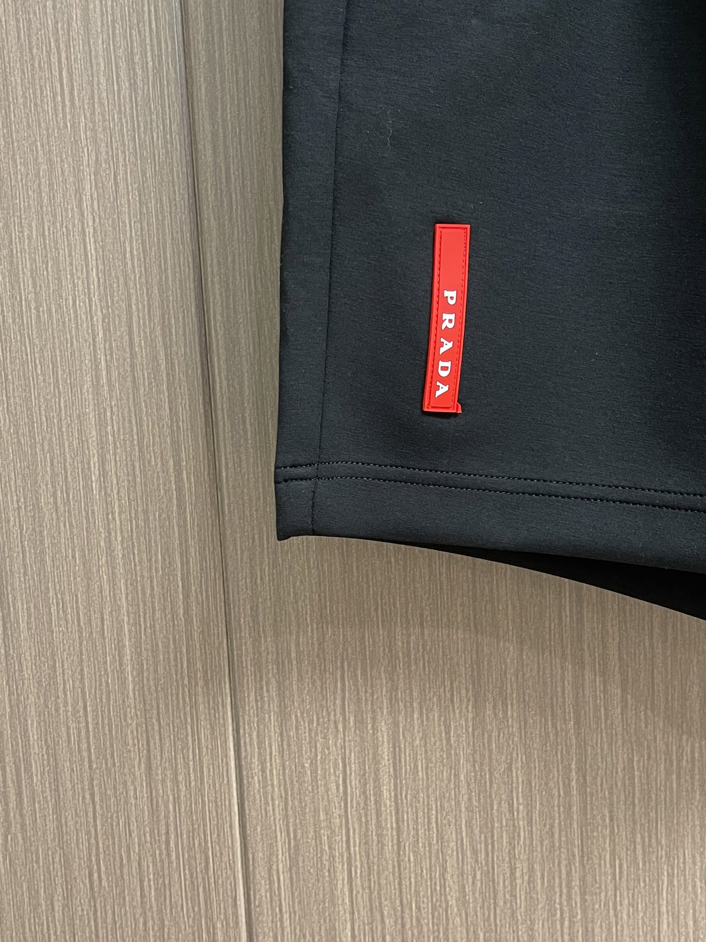 Prada logo三角标识运动短裤，万能搭配的基础款 这条短裤值得拥有，高级感十足，高标配的男女同款 
