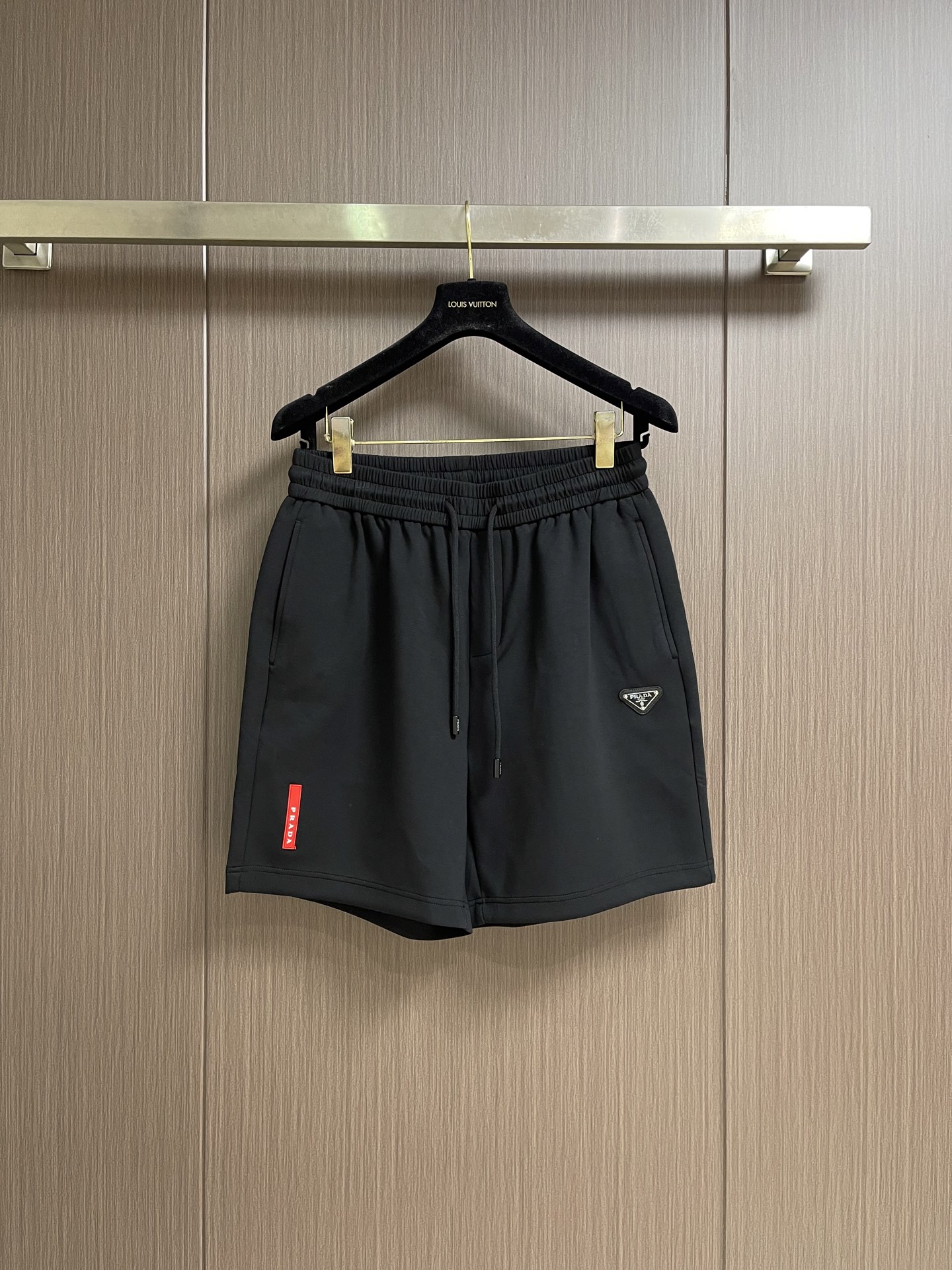 Prada logo三角标识运动短裤，万能搭配的基础款 这条短裤值得拥有，高级感十足，高标配的男女同款 