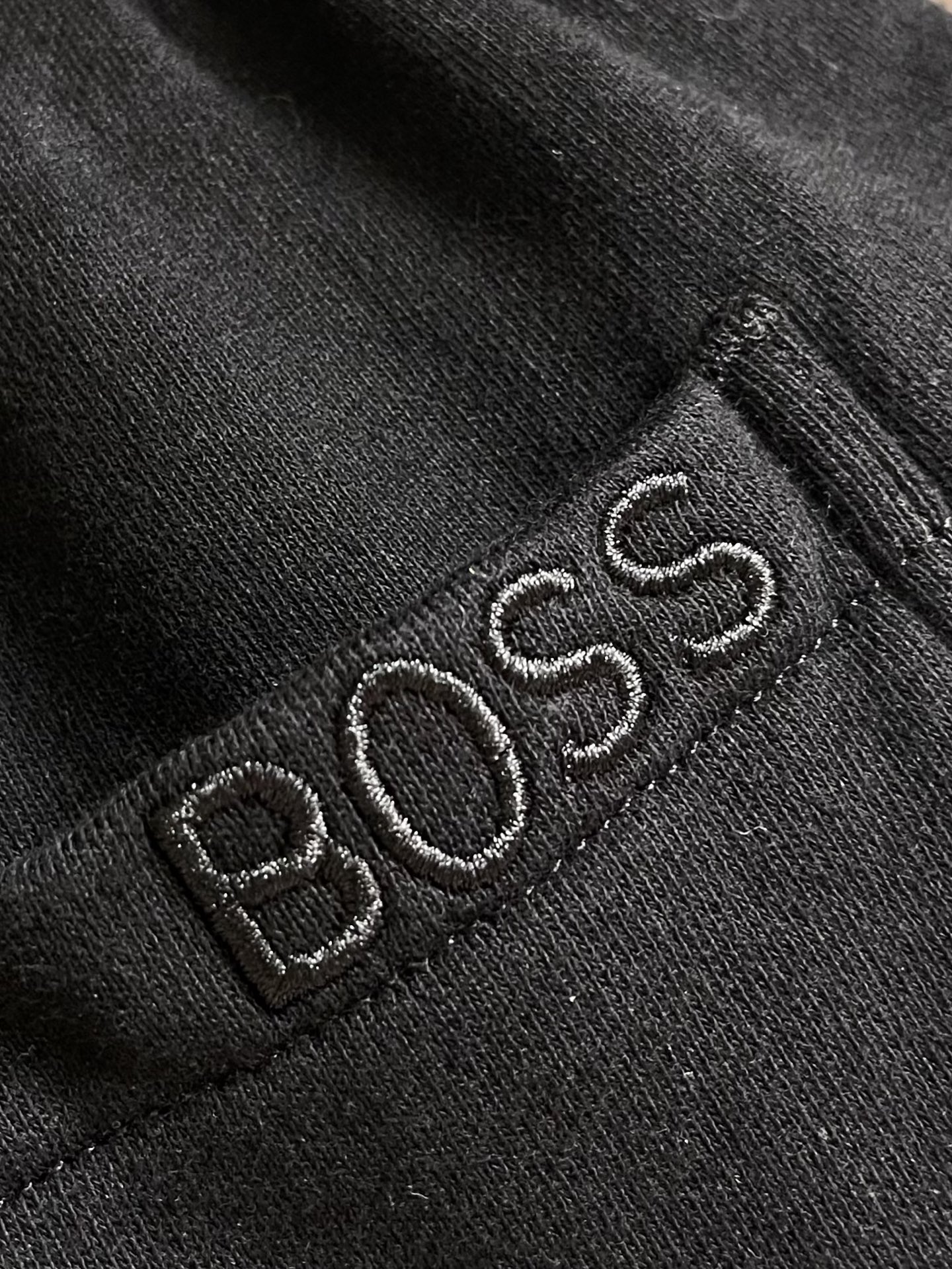 BOSS 男士运动短裤，裤腰采用弹力设计，撞色LOGO印花相得益彰，皮质logo标识，装饰的同时也可以加