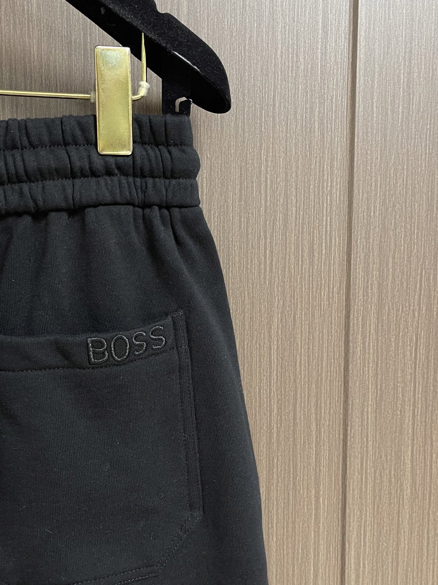 BOSS 男士运动短裤，裤腰采用弹力设计，撞色LOGO印花相得益彰，皮质logo标识，装饰的同时也可以加