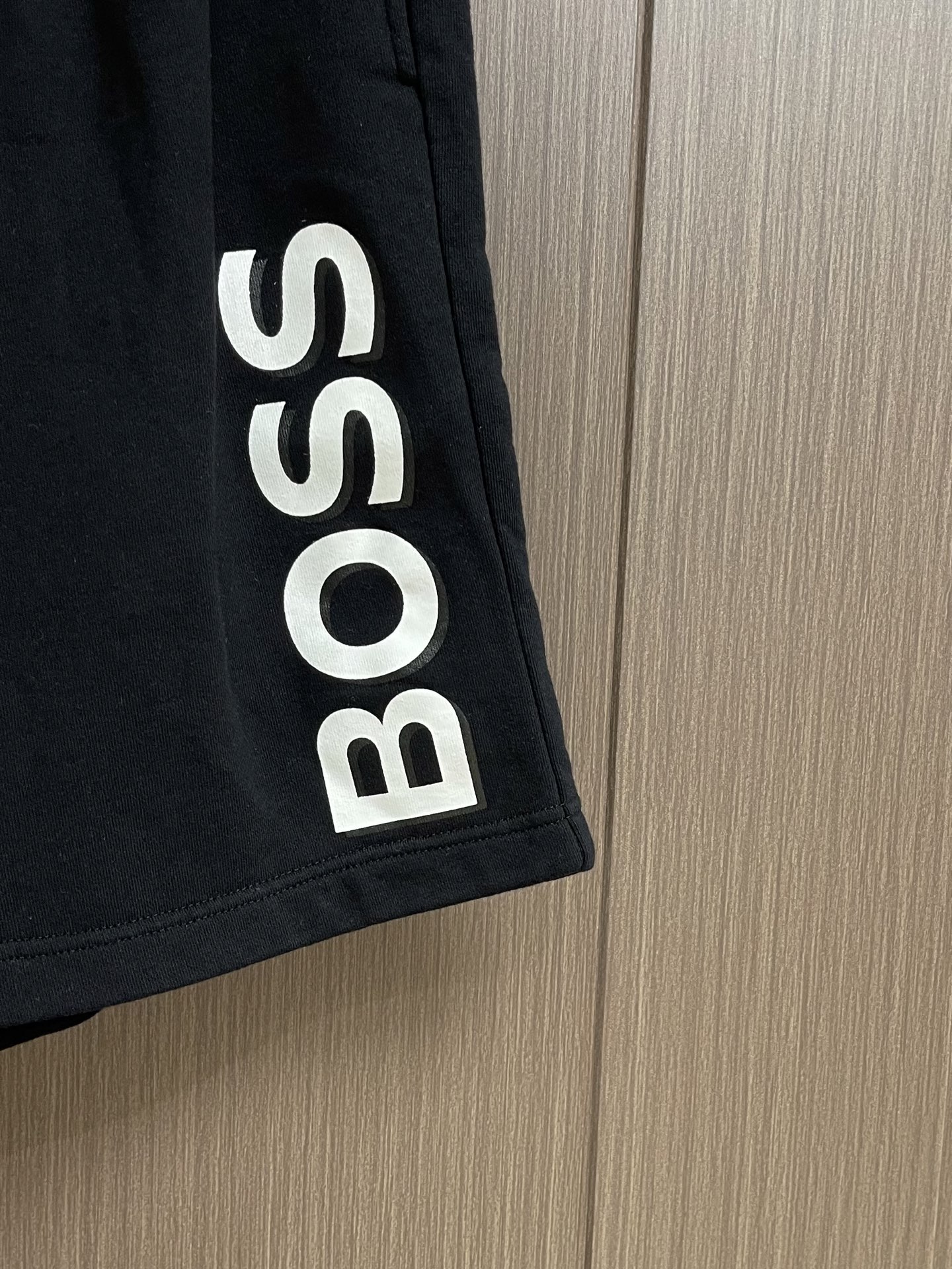 BOSS 男士运动短裤，裤腰采用弹力设计，撞色LOGO印花相得益彰，皮质logo标识，装饰的同时也可以加