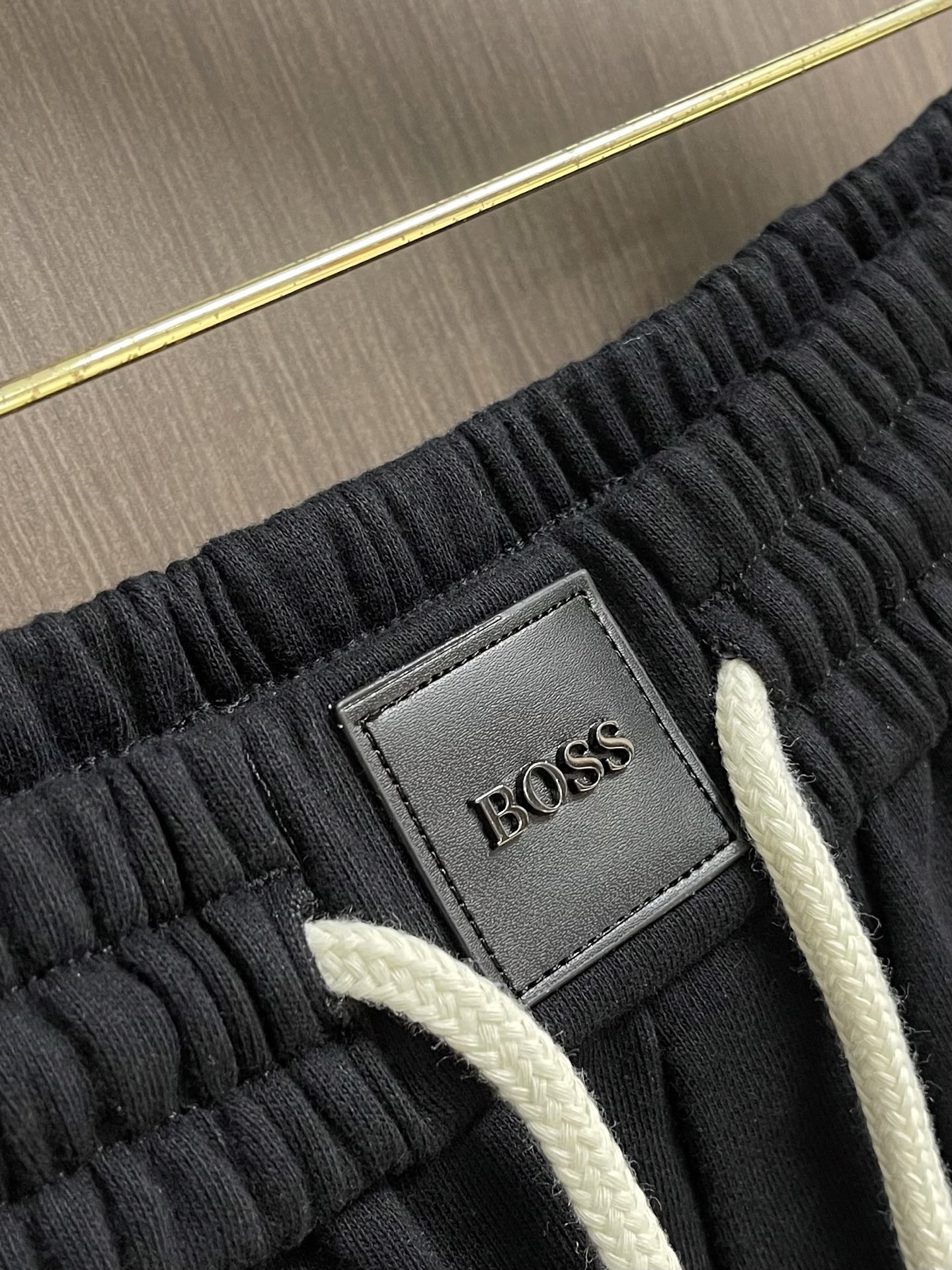 BOSS 男士运动短裤，裤腰采用弹力设计，撞色LOGO印花相得益彰，皮质logo标识，装饰的同时也可以加